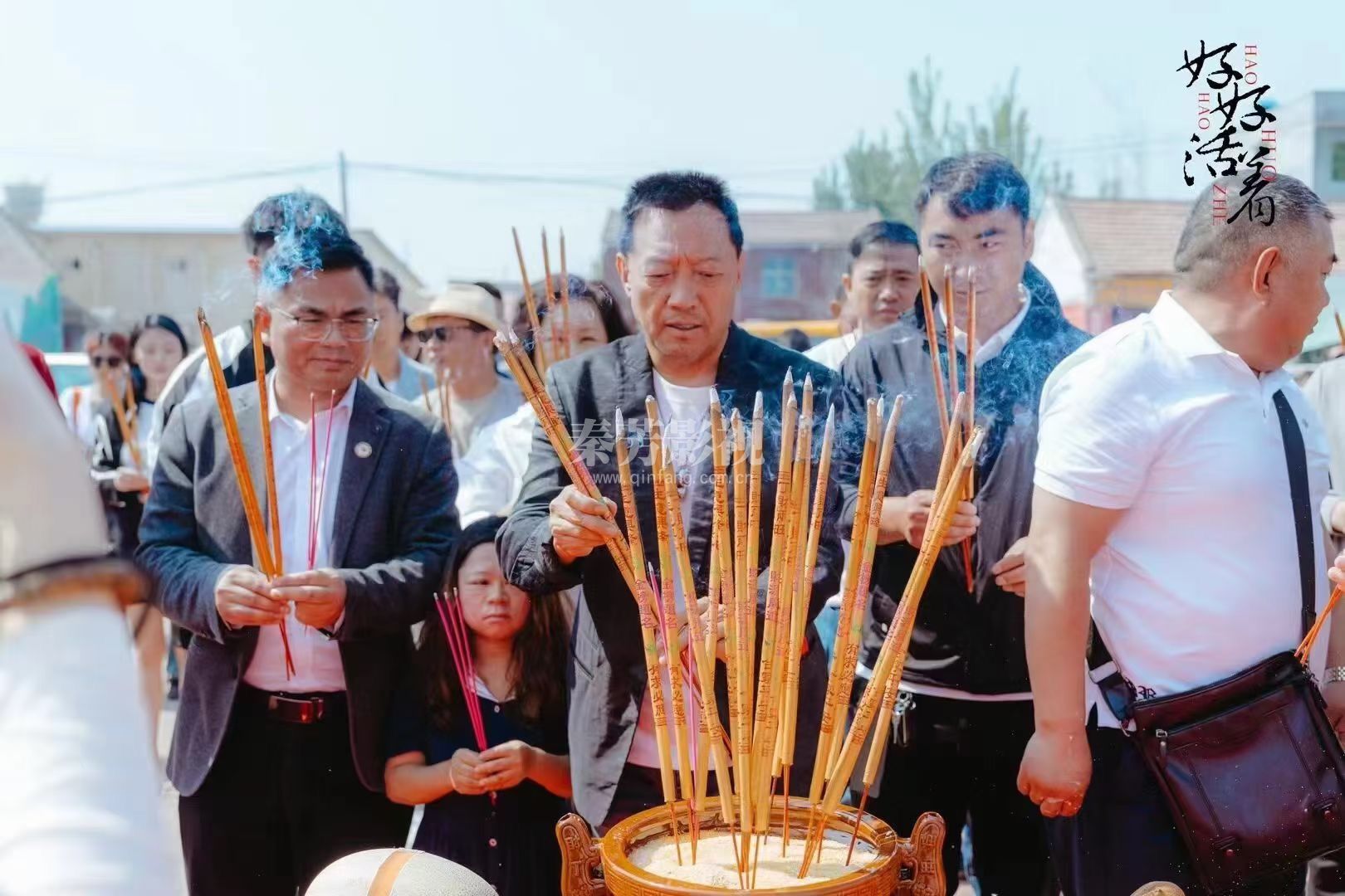 郝梦茹在院线电影《好好活着》剧组杀青