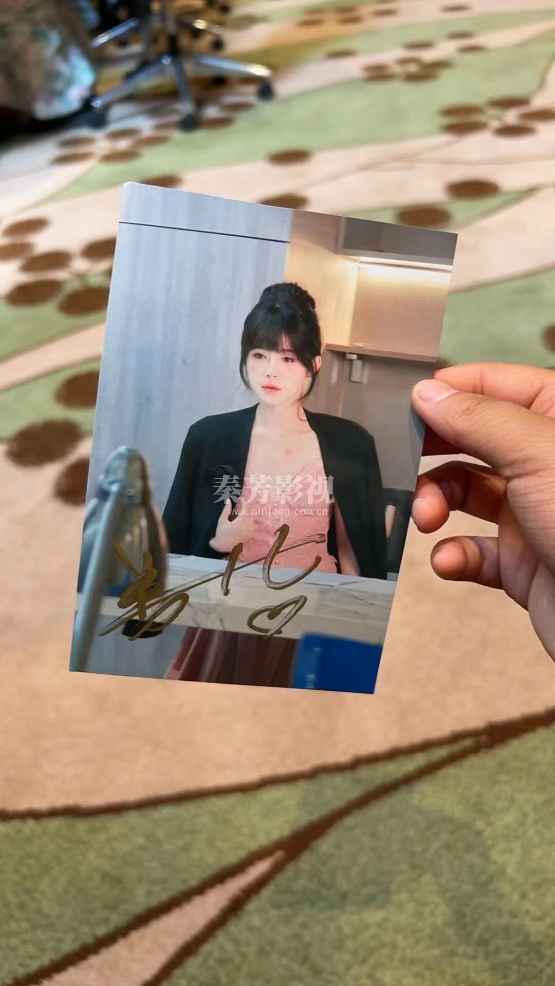  郝梦茹参加《我在豪门装傻暴富》 剧组杀青了