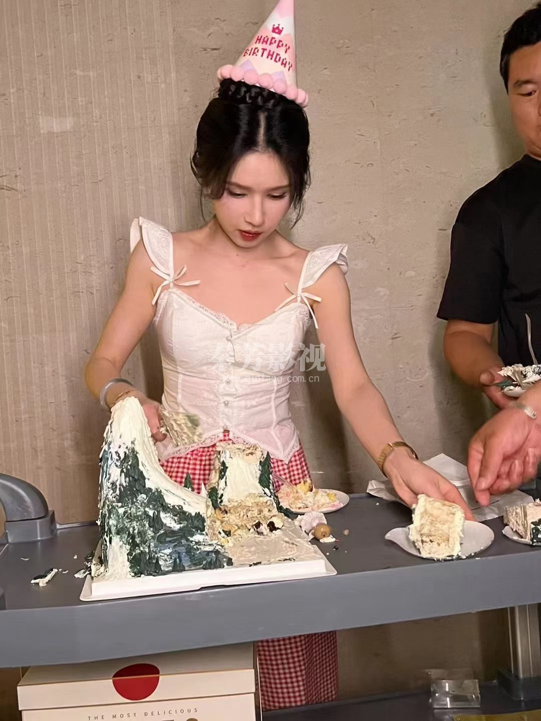  郝梦茹参加《我在豪门装傻暴富》 剧组杀青了