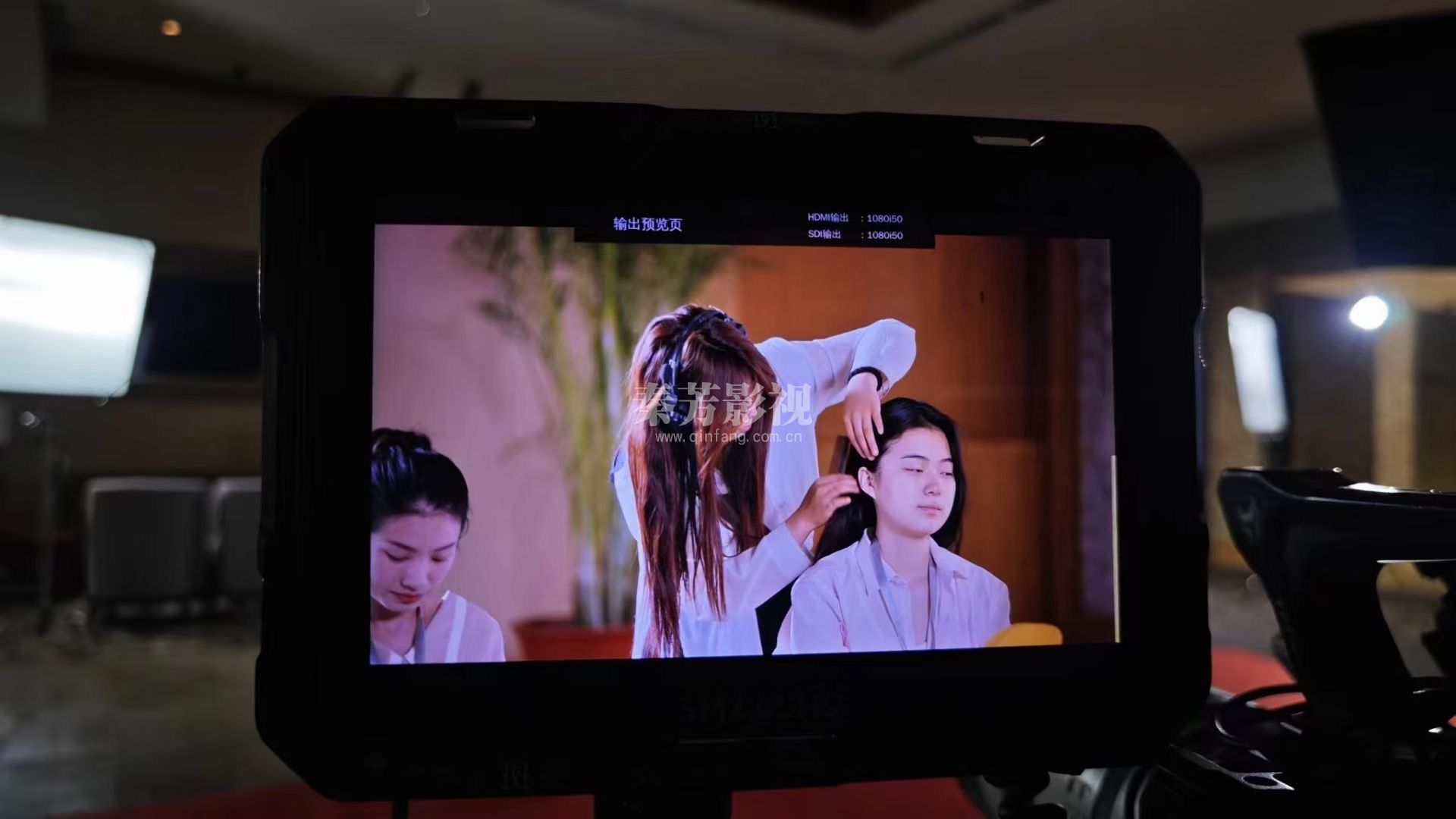  郝梦茹参加《我在豪门装傻暴富》 剧组杀青了