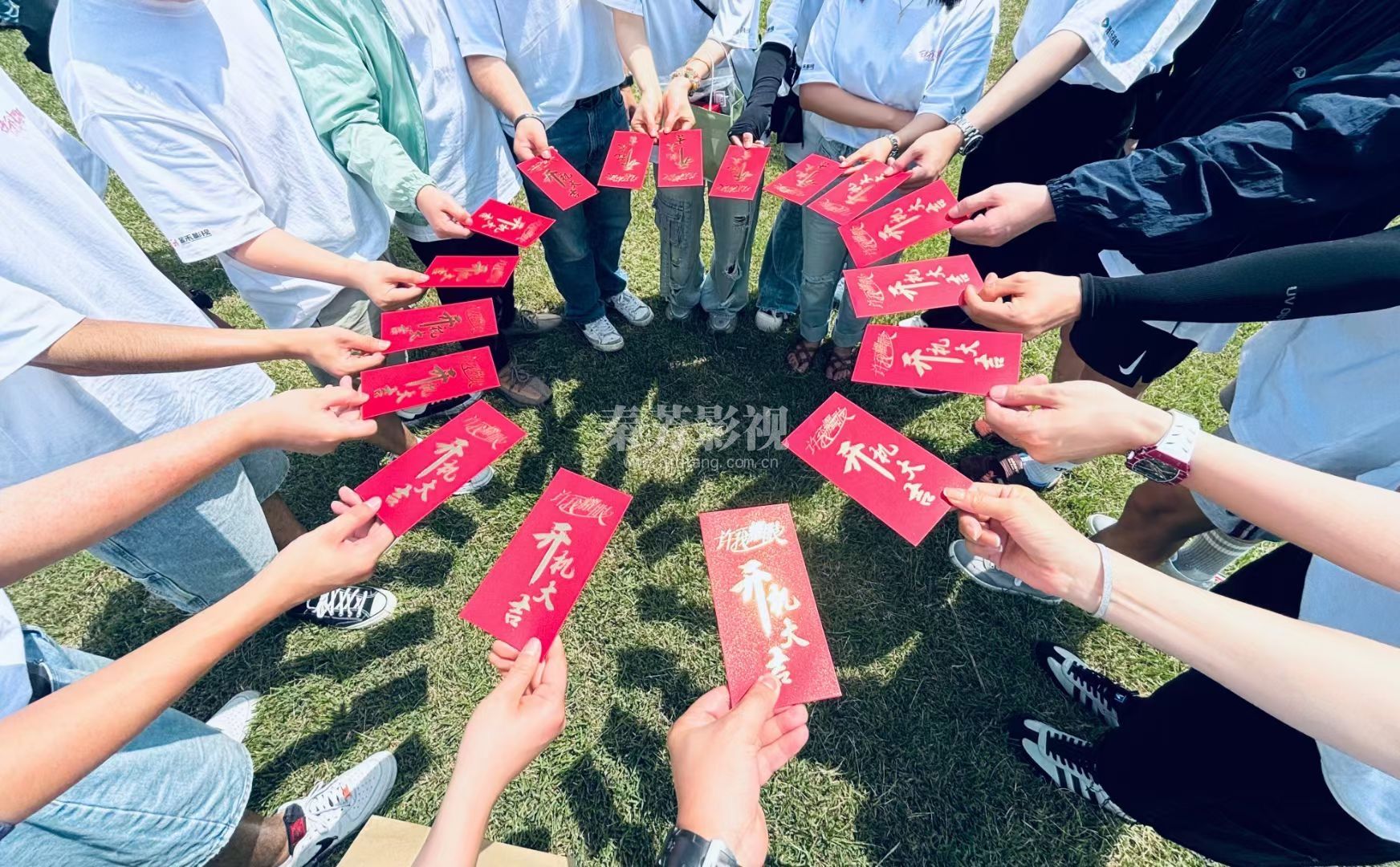 《许我耀眼》剧组 开机 一切顺利