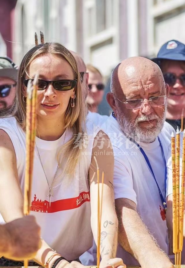 《红丝绸》开机大吉 该片讲述1928年在莫斯科州召开中共六大会议的故事