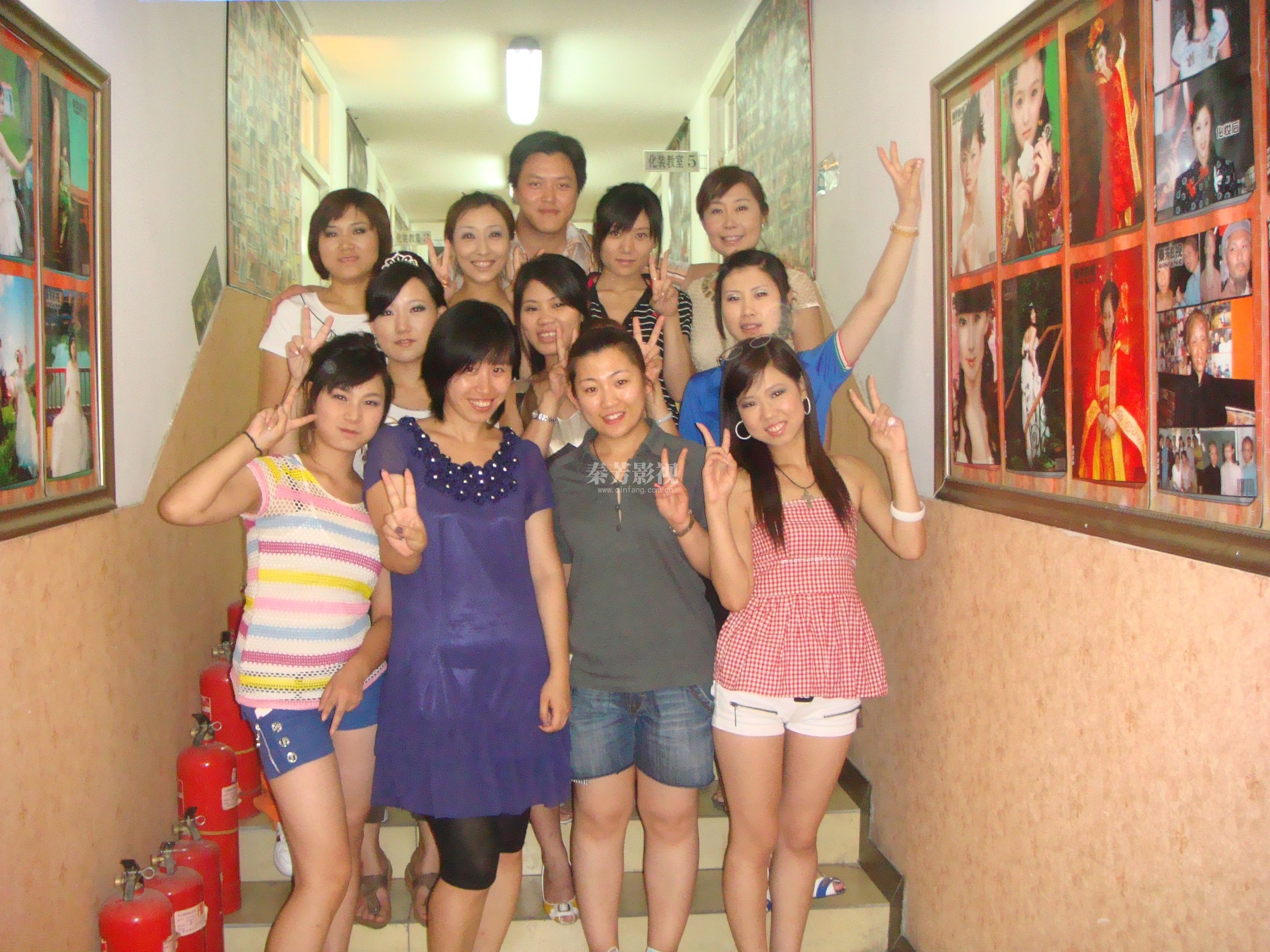 如何提升自己在影视化妆领域的竞争力和创新能力