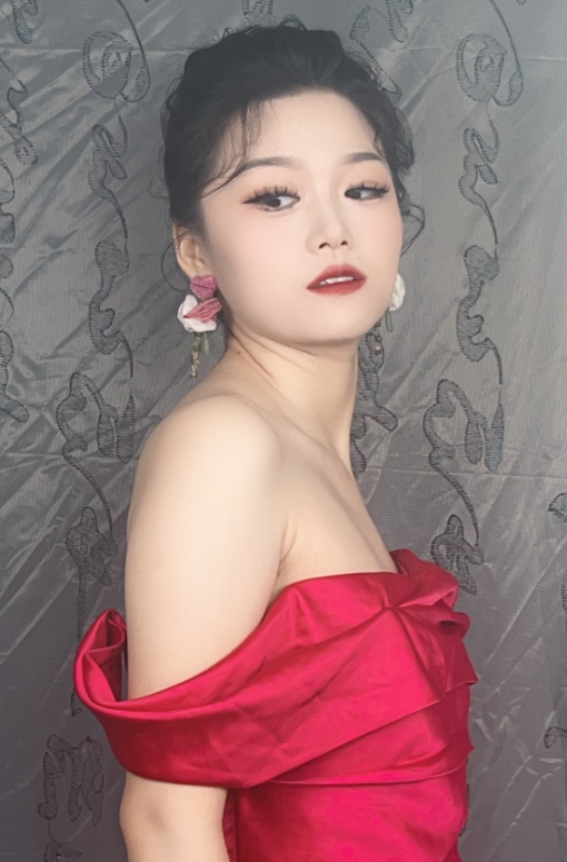 化妆师在不同行业（如电影、电视、时尚）中有哪些不同的工作机会 