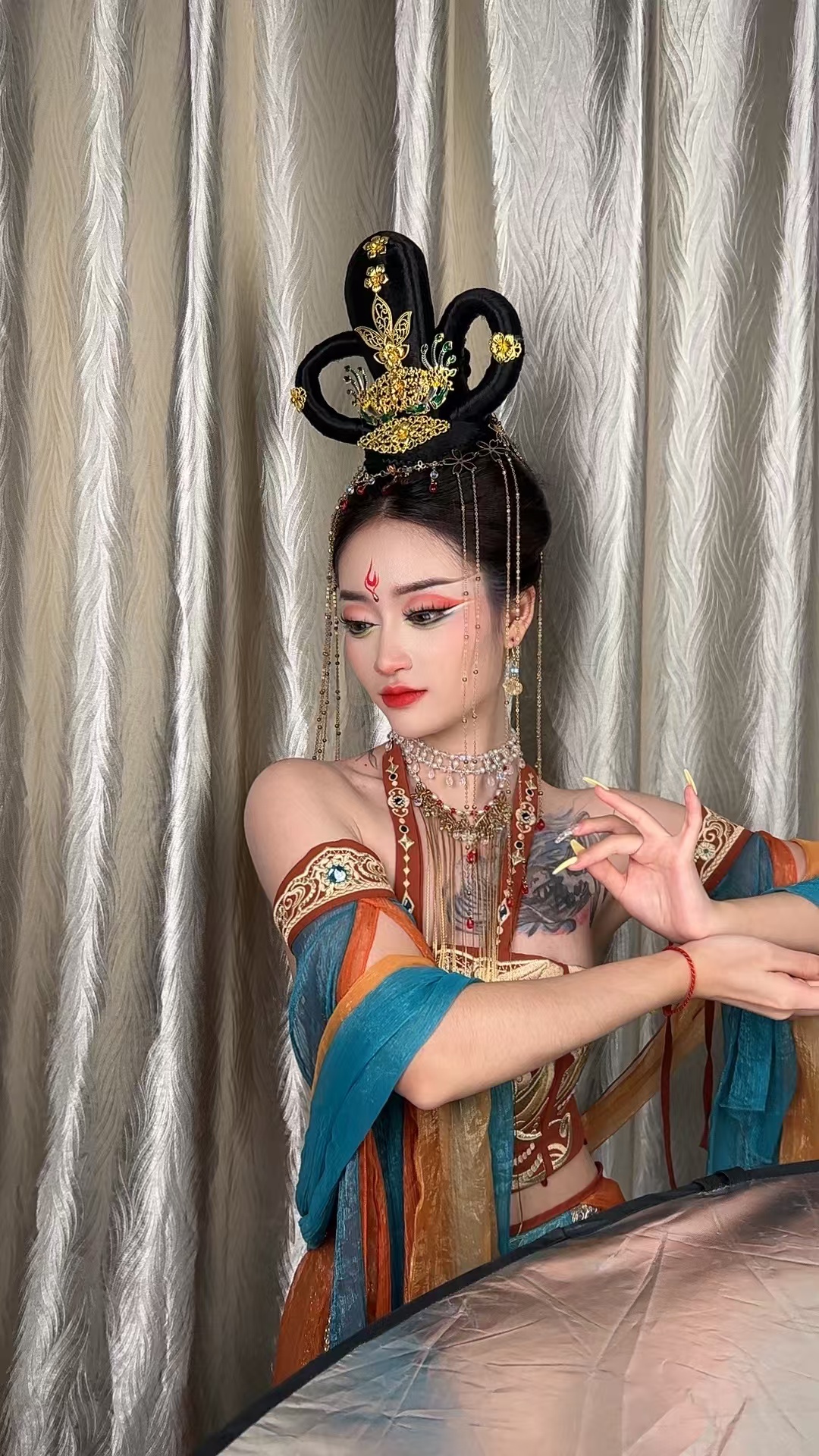 设计老年角色的服装时，有哪些元素可以体现其对传统文化的尊重