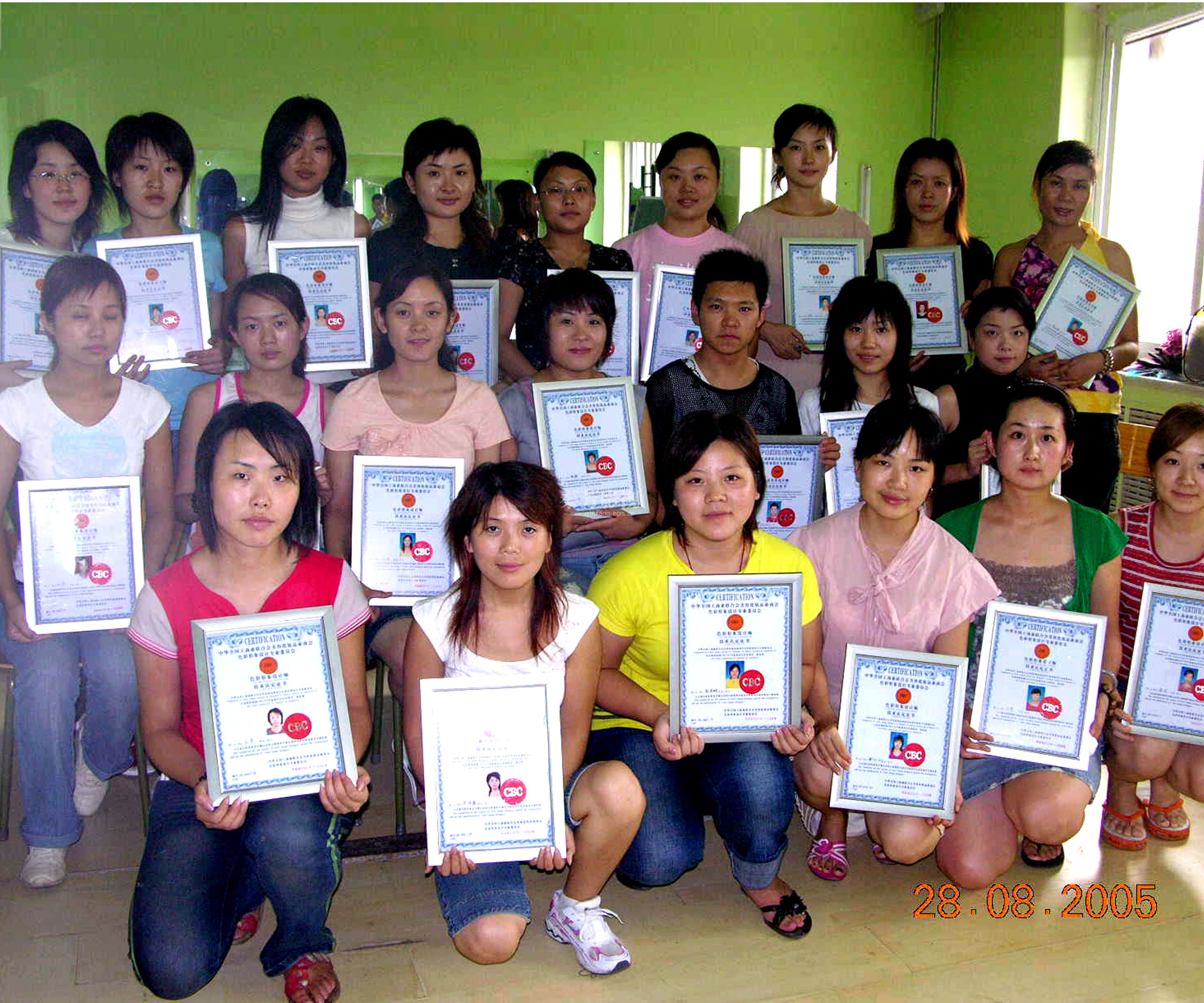 我的皮肤比较敏感，使用哪种底妆工具更适合我