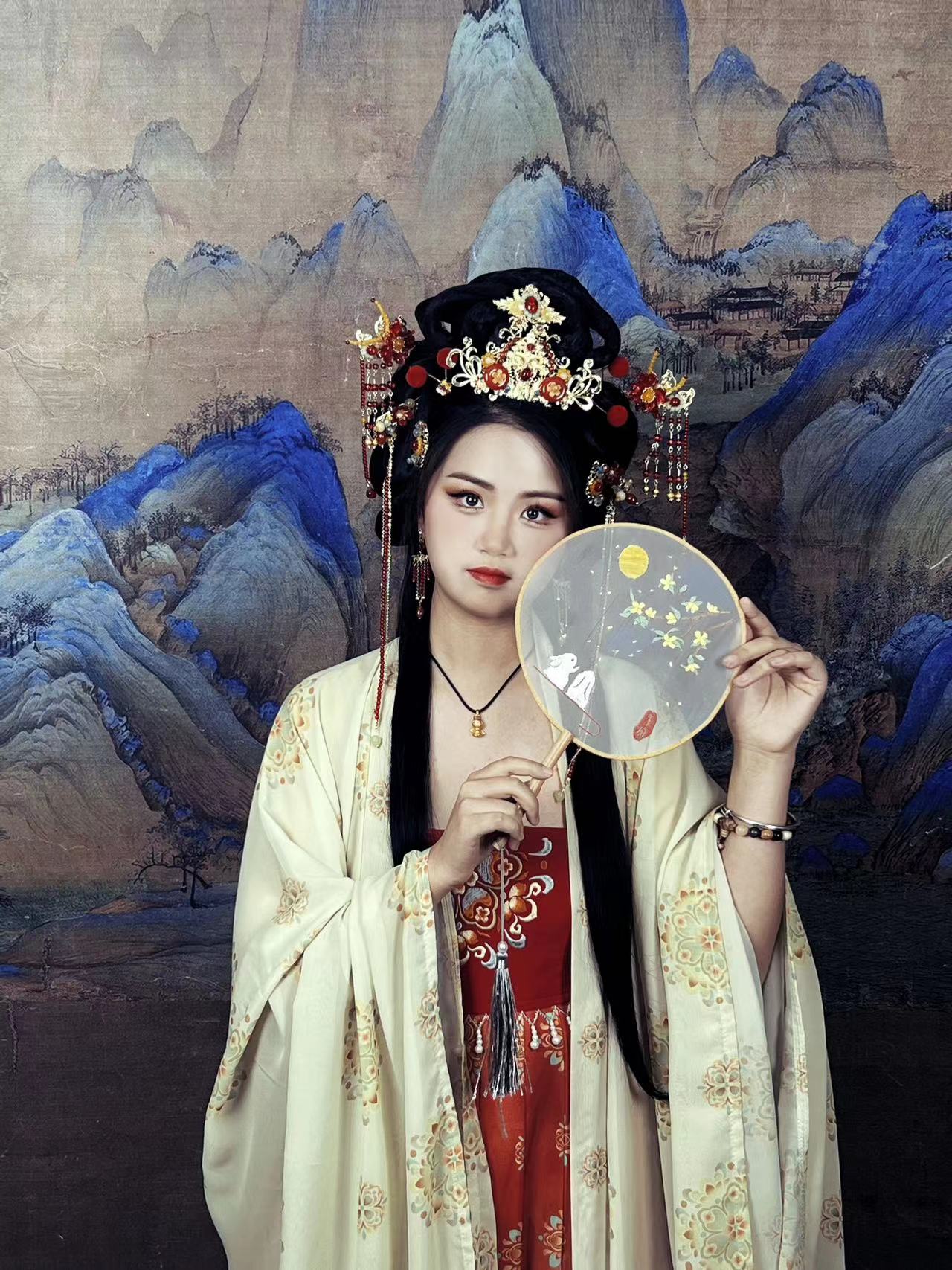 化妆师在不同文化背景下 如何调整化妆风格以适应当地审美