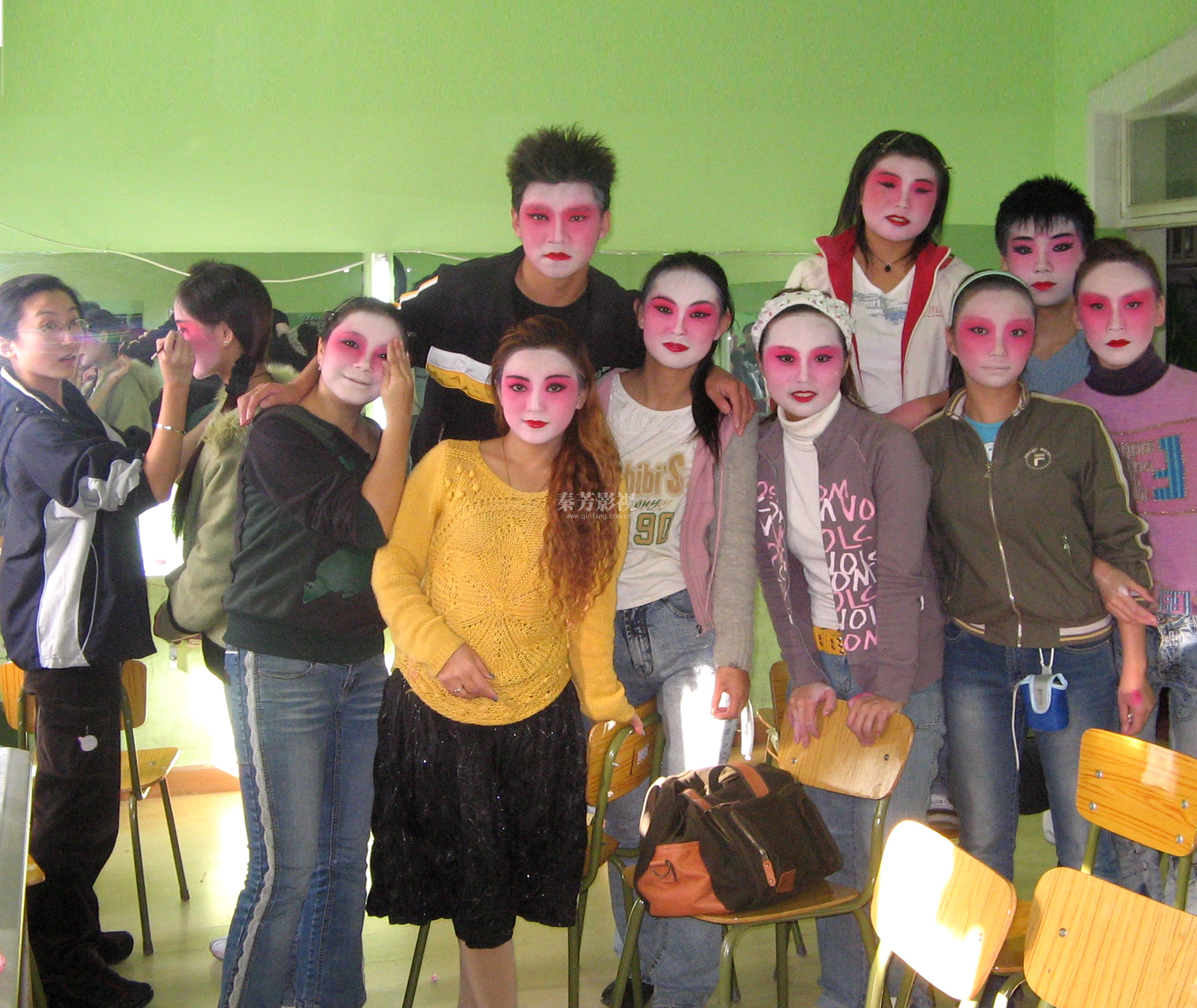 如何通过化妆来表达对不同文化背景的尊重和理解