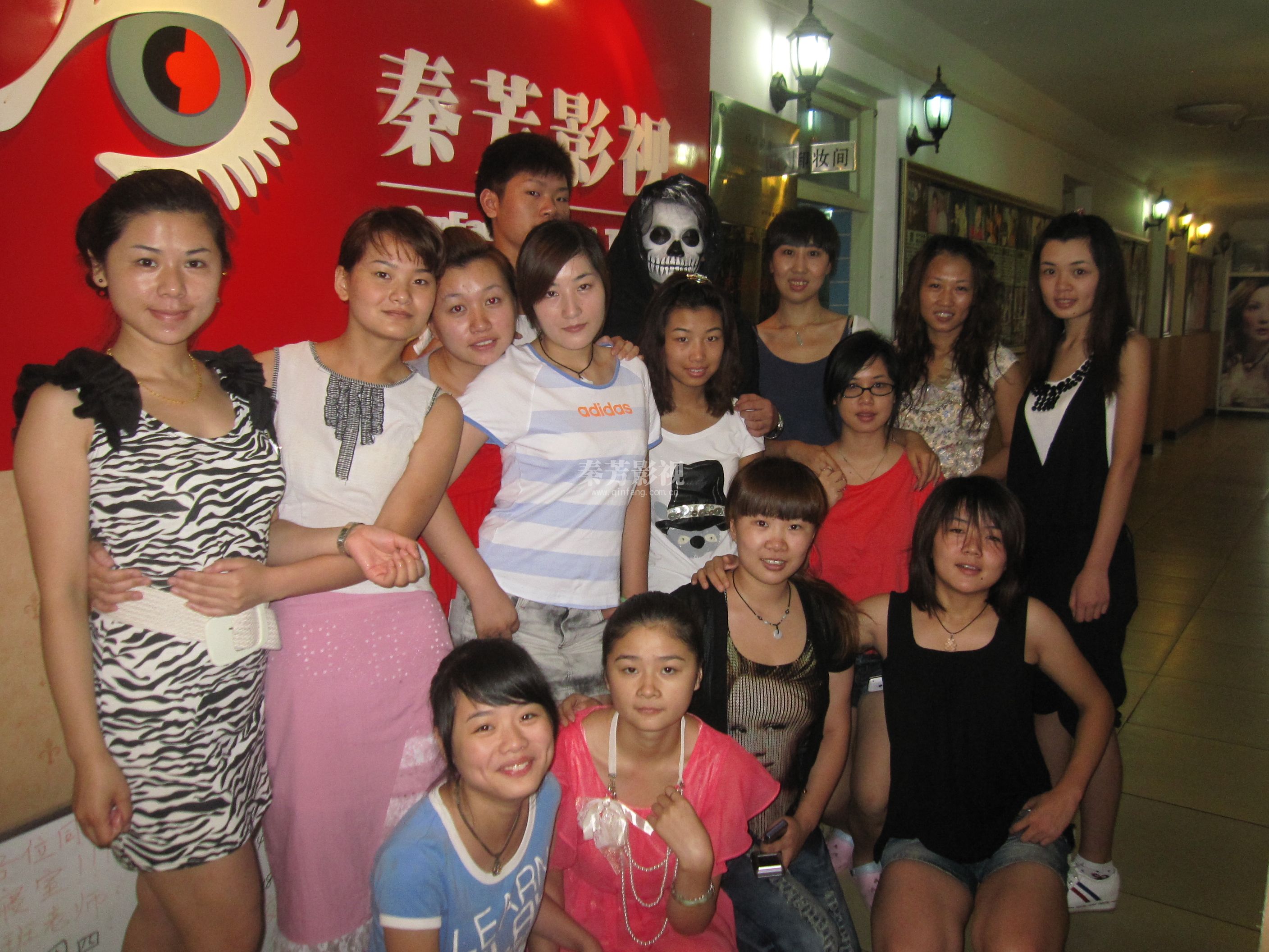 在设计特效妆容时，如何确保它既符合角色特性又适合演员的面部结构