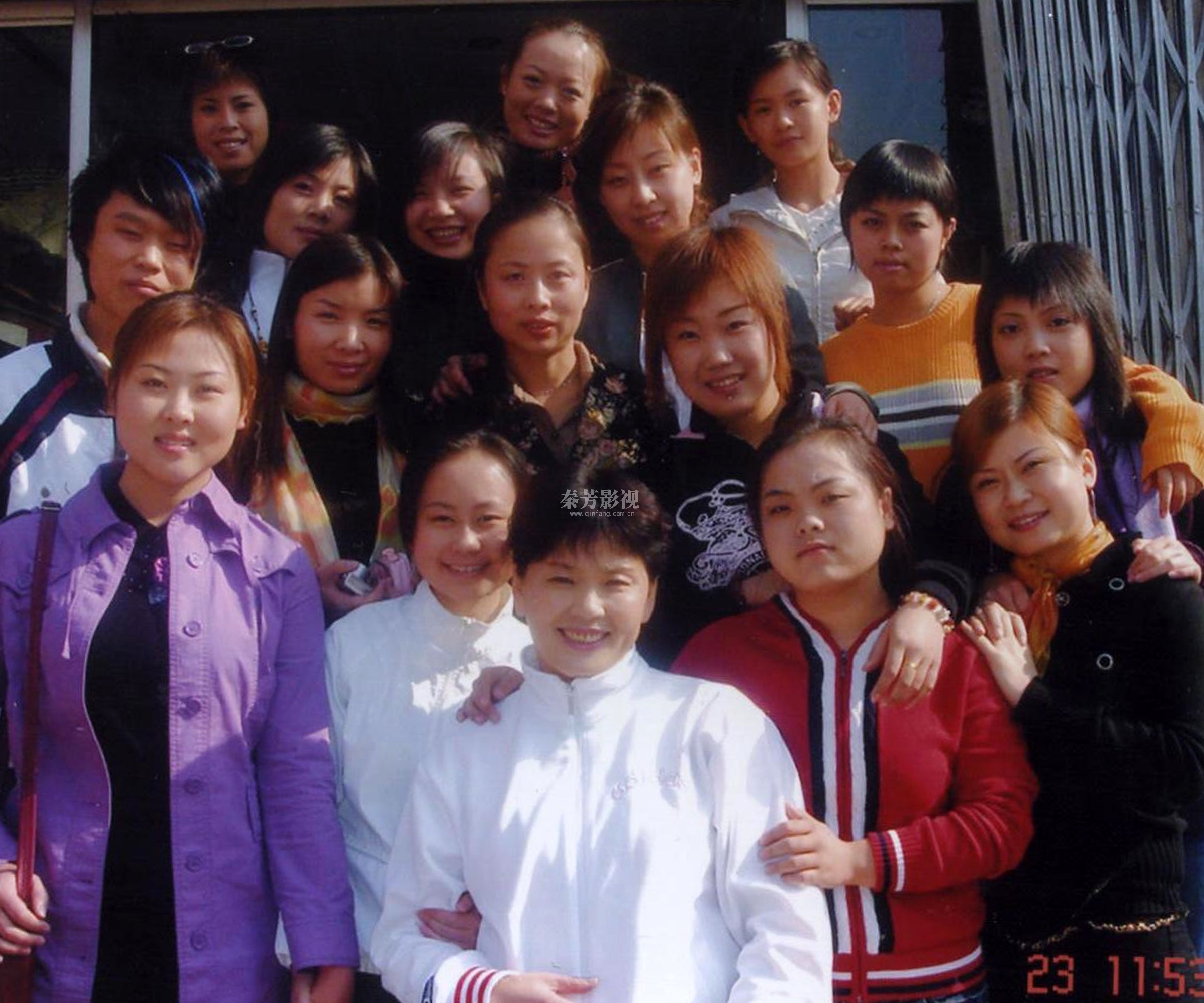 影视化妆师在实际工作中，如何与导演和摄影师等团队成员有效沟通