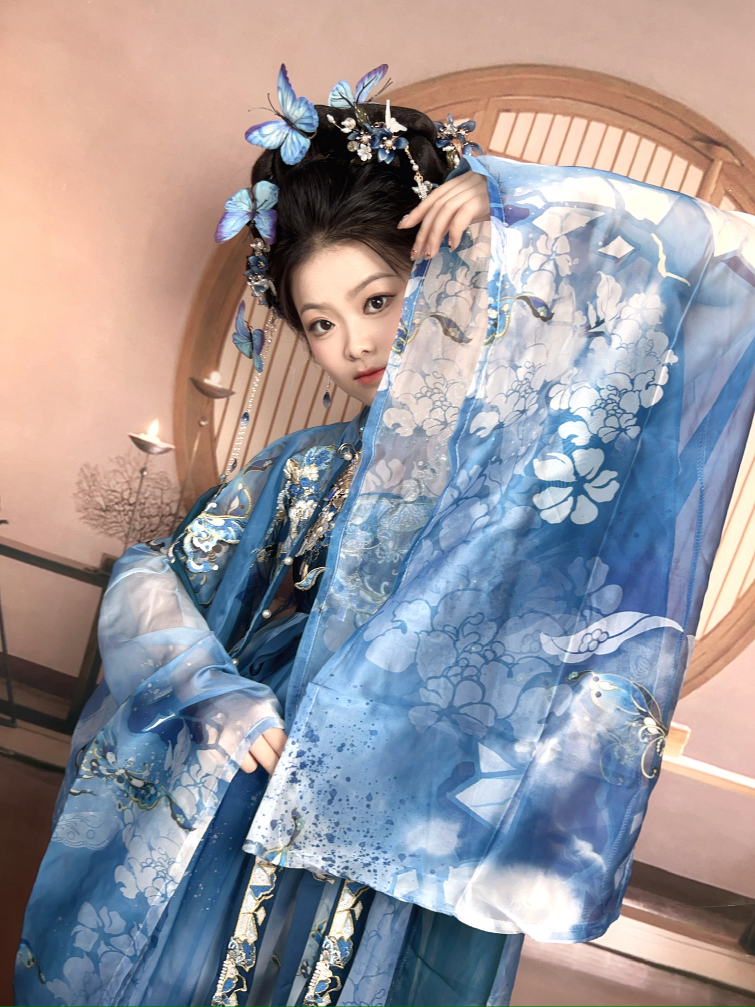 剧组化妆师在设计角色妆容时需要考虑哪些因素