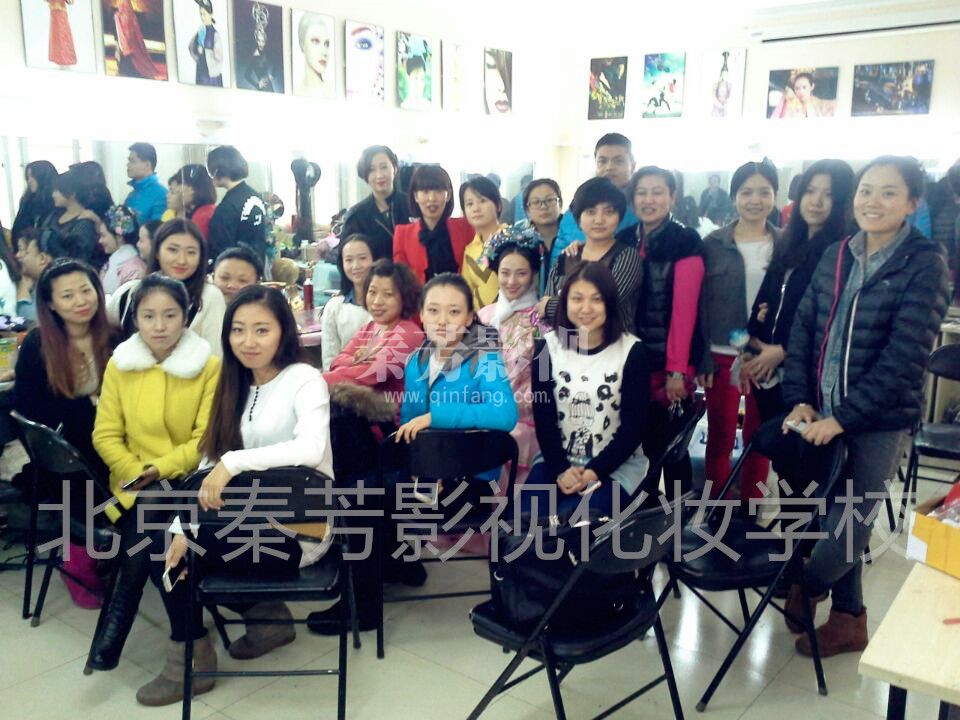 影视化妆师在设计妆容时需要考虑哪些因素？