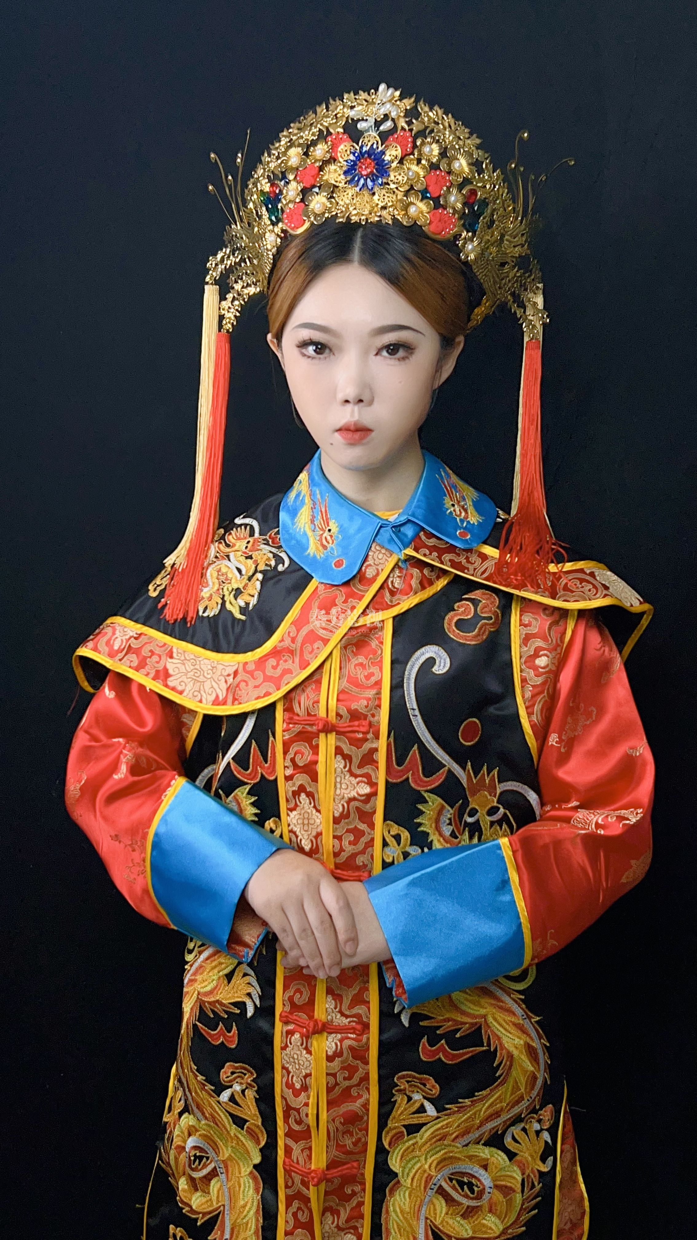 凤冠龙挂秀禾服新娘