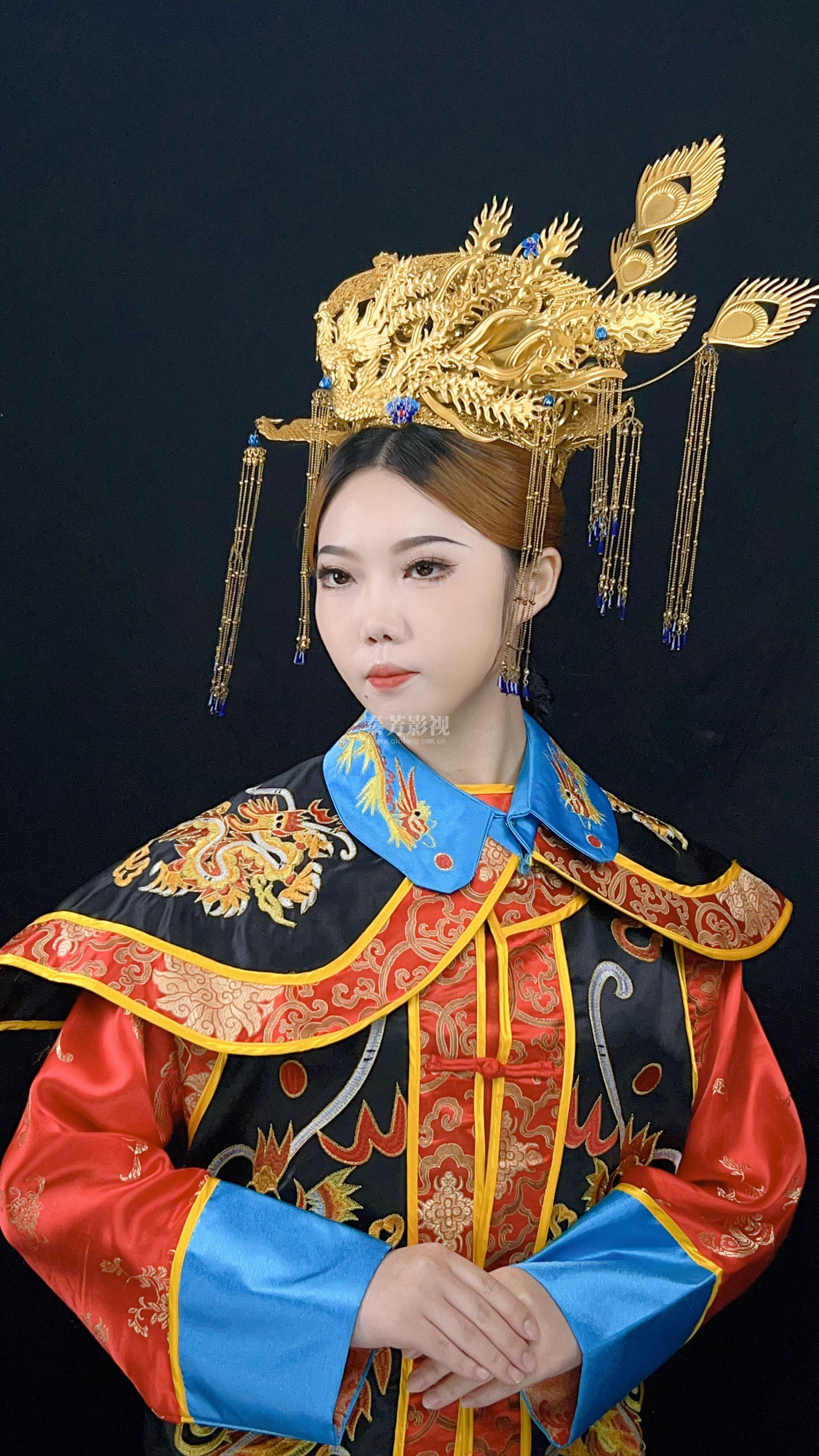 凤冠龙挂秀禾服新娘