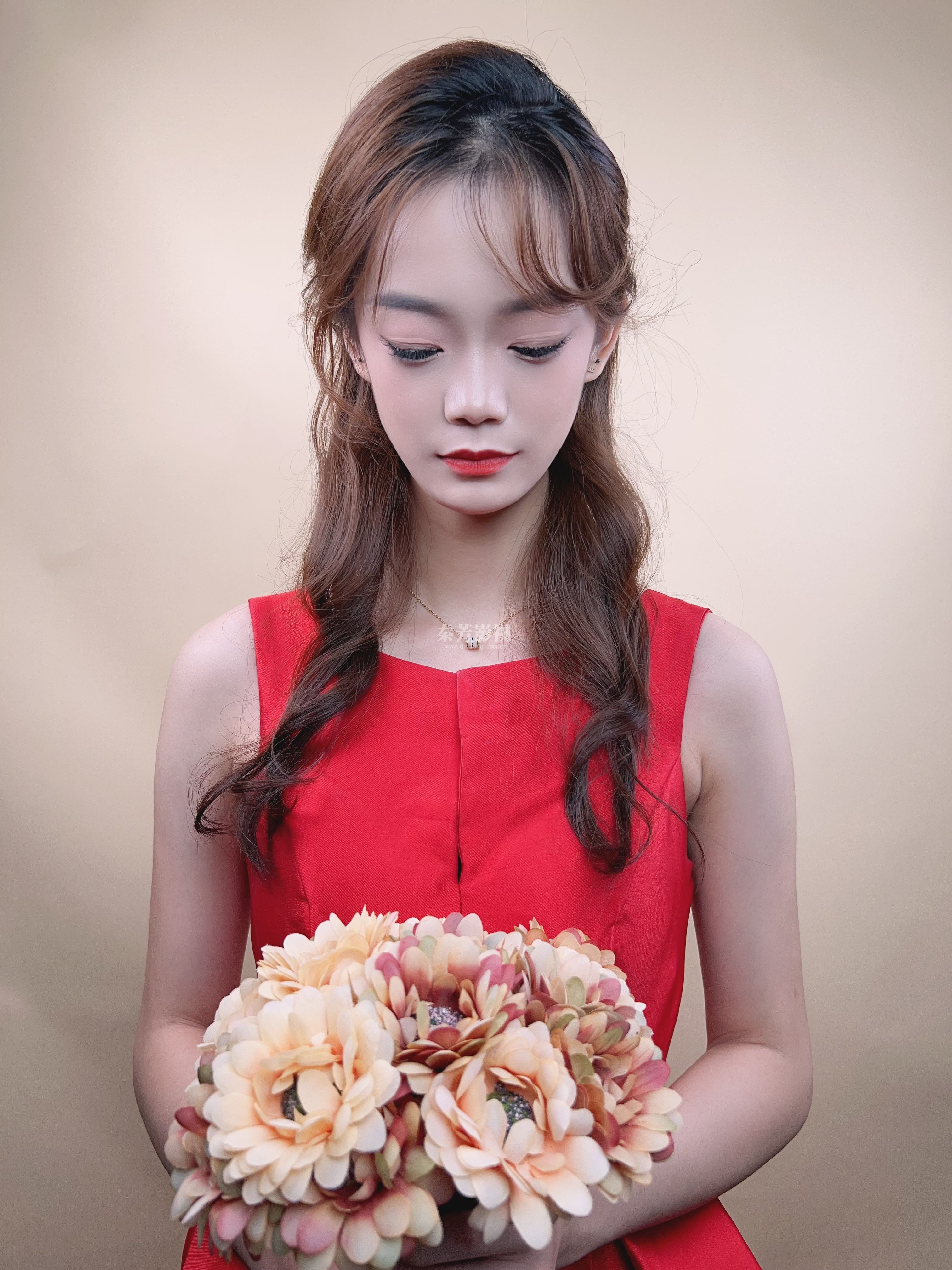 美女与鲜花的搭配