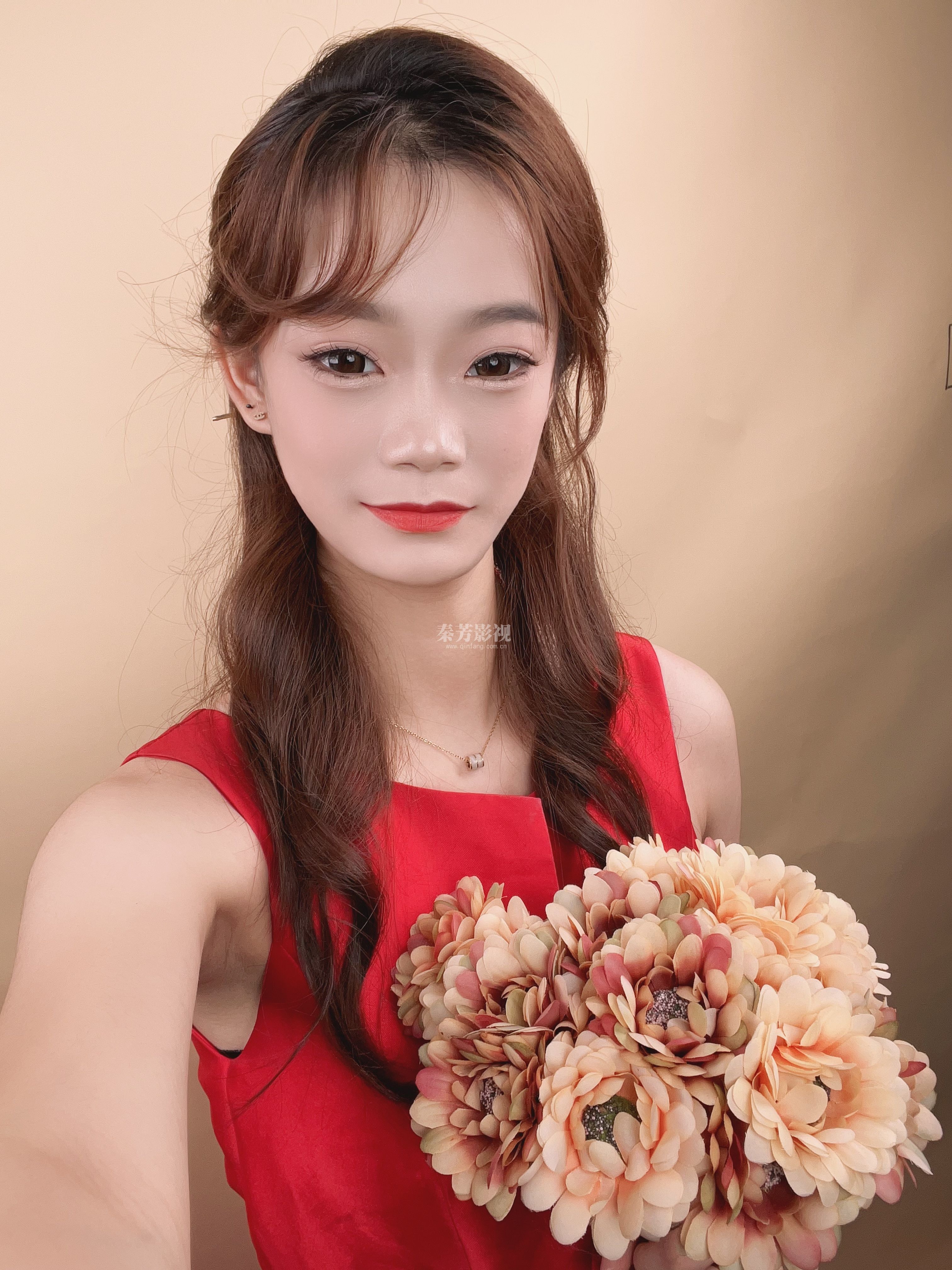 美女与鲜花的搭配