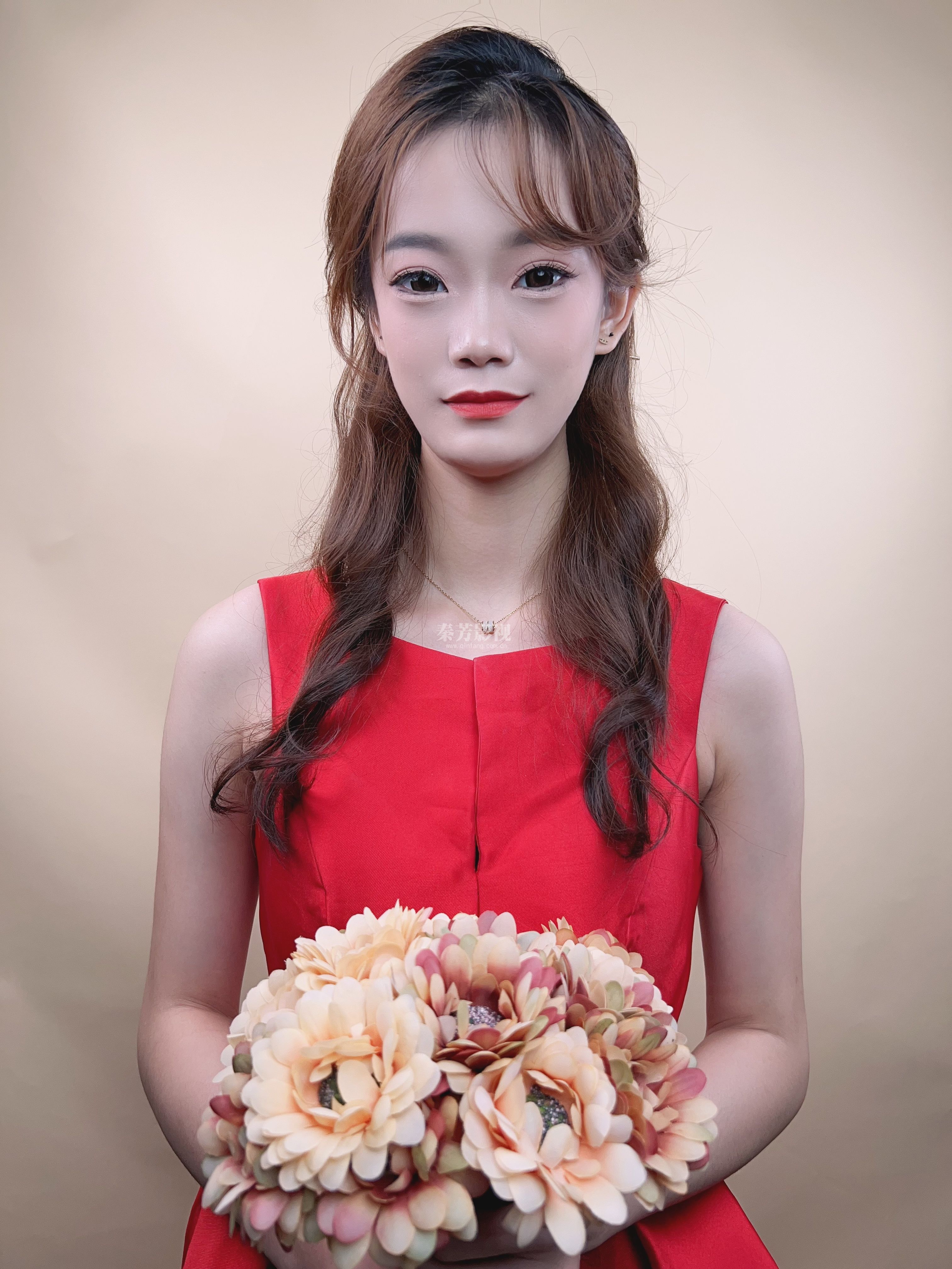 美女与鲜花的搭配