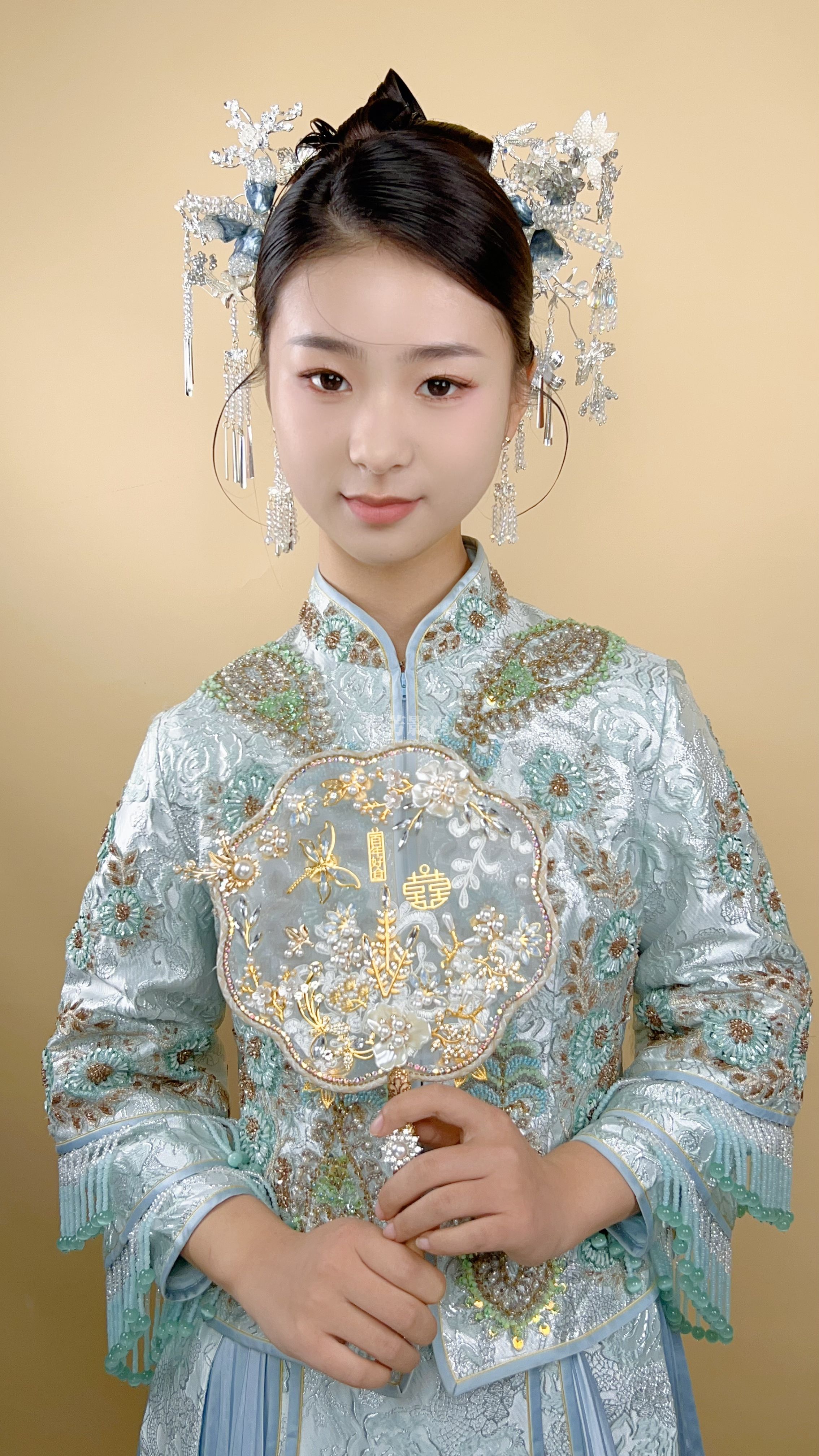 绣禾服新娘 只可惜不是红色的