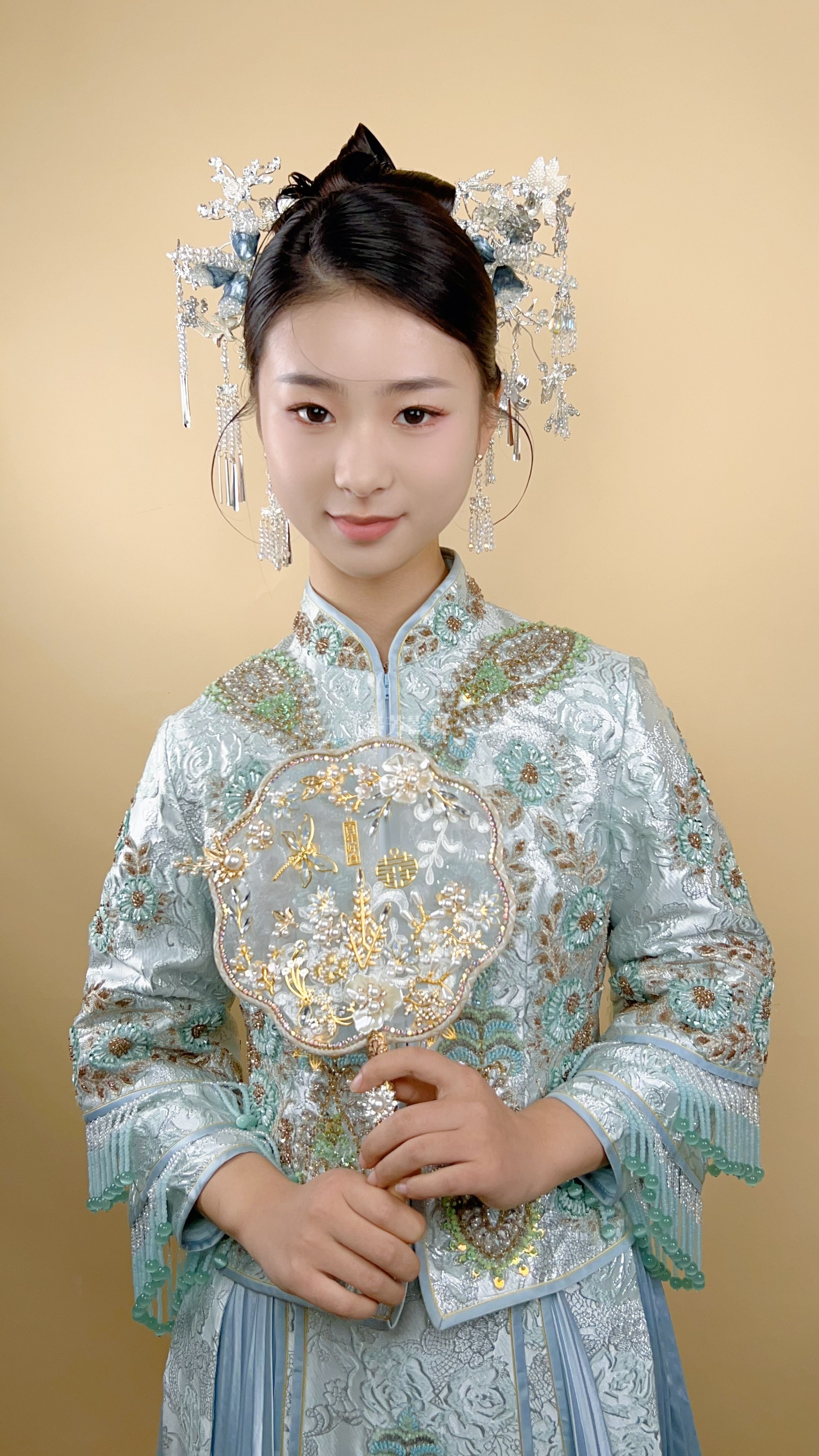 绣禾服新娘 只可惜不是红色的