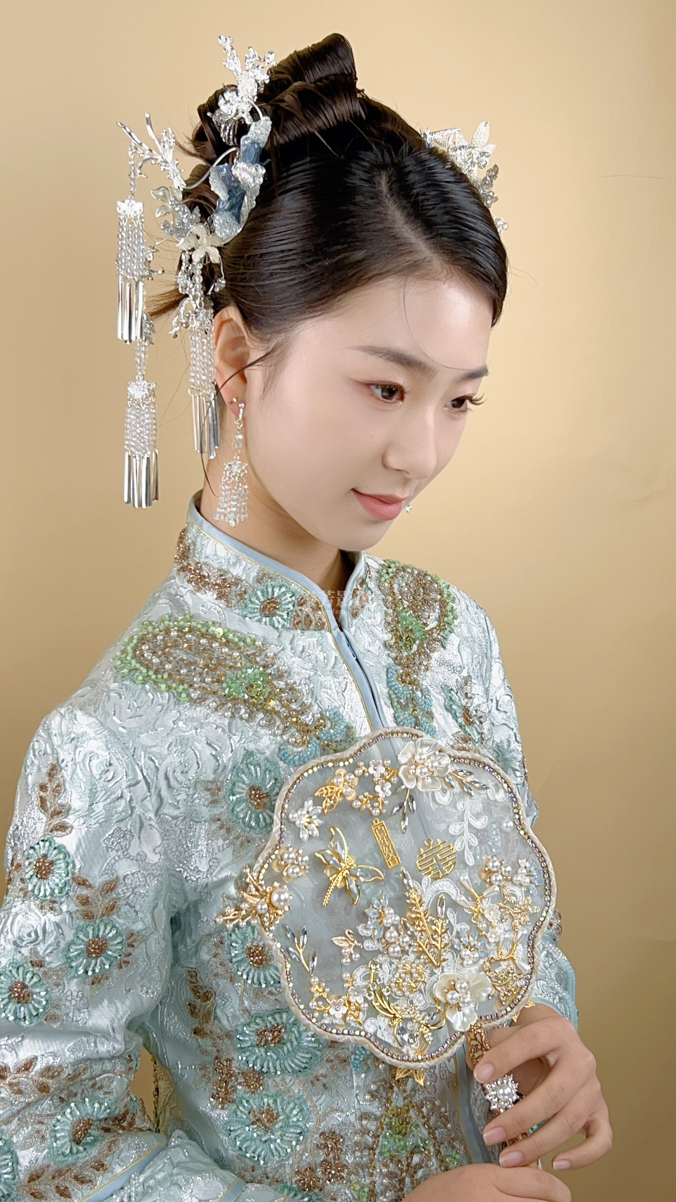 绣禾服新娘 只可惜不是红色的