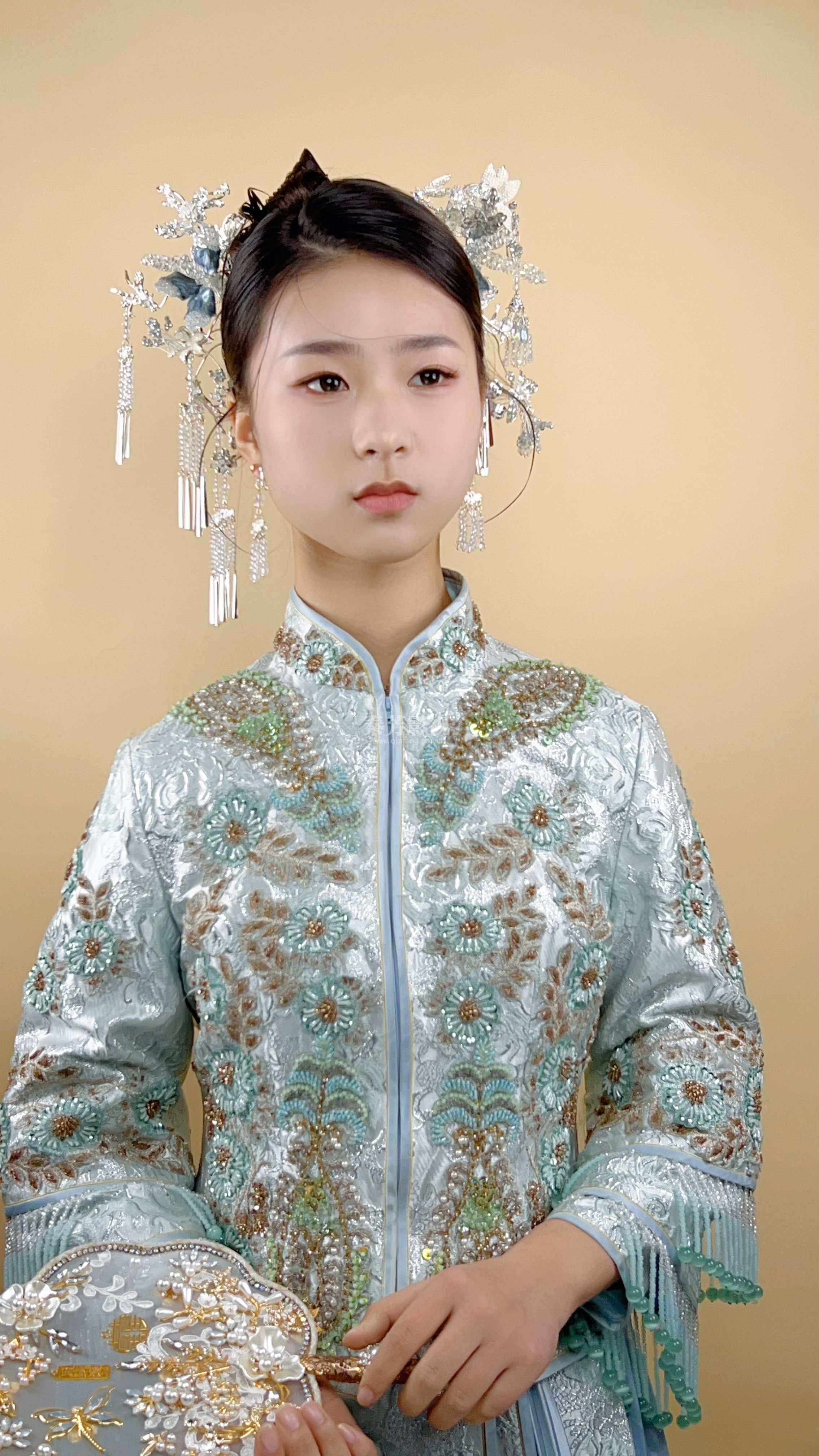 绣禾服新娘 只可惜不是红色的