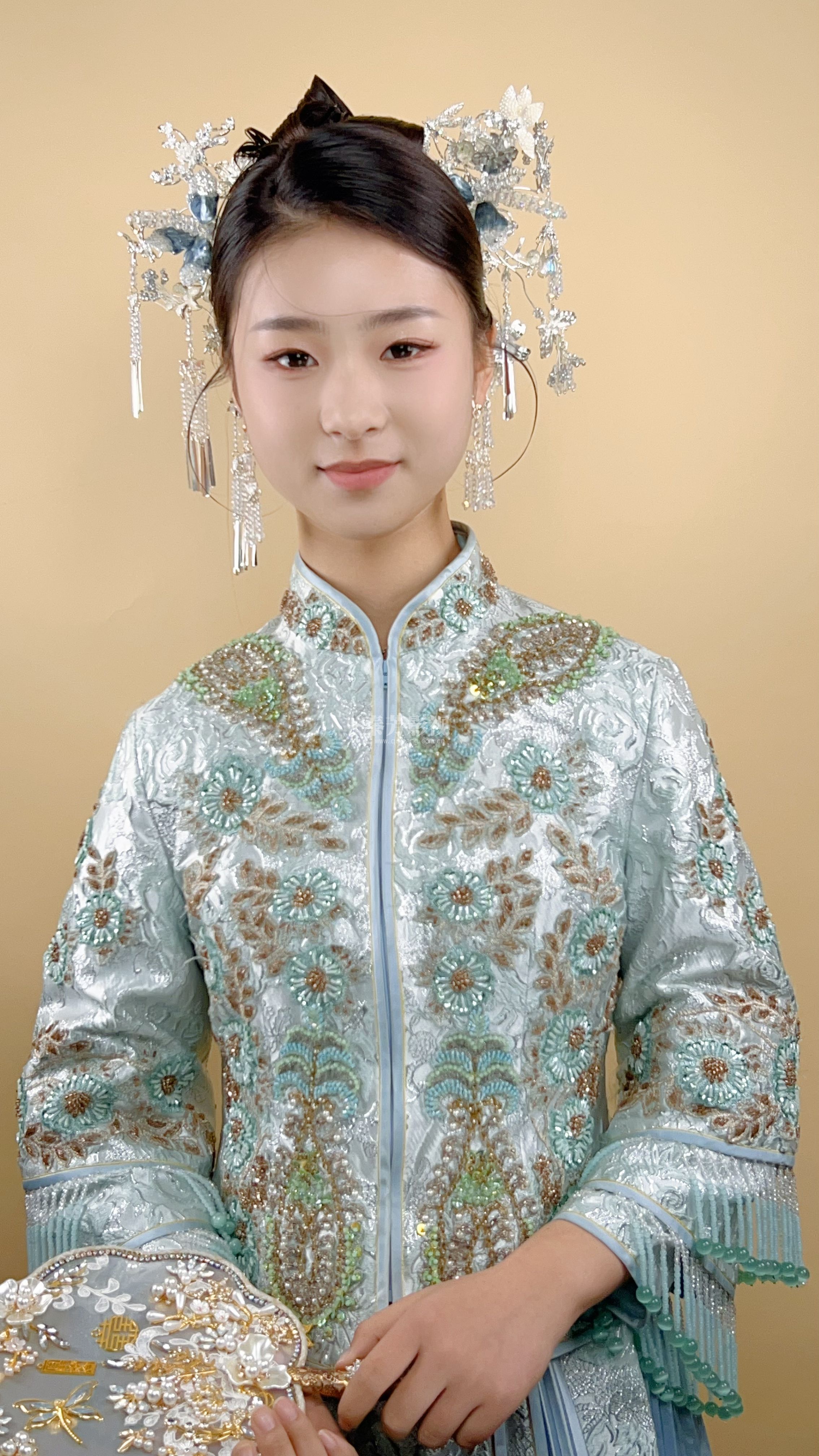 绣禾服新娘 只可惜不是红色的