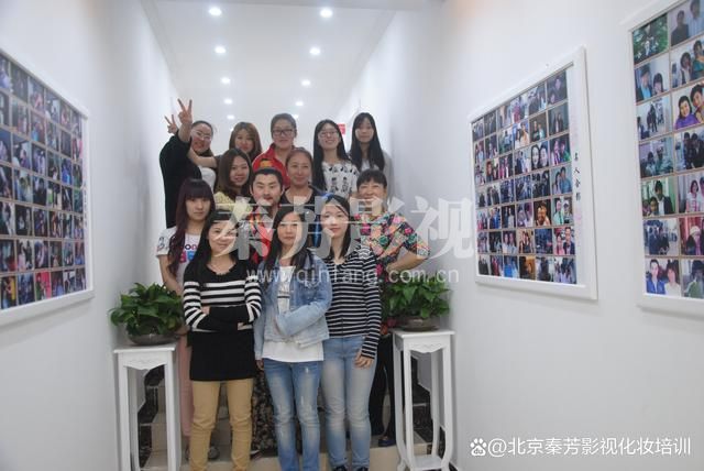 剧组化妆师主要做什么 和平面化妆师有关系吗