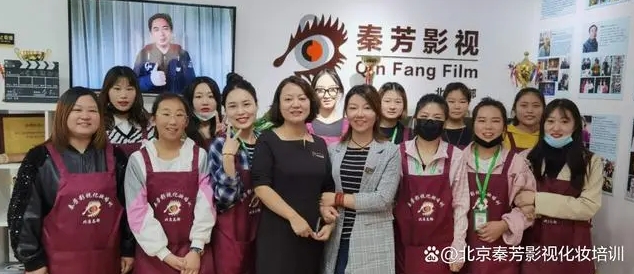 如果你一个化妆师到剧组兼职 剧组会怎么给你发工资
