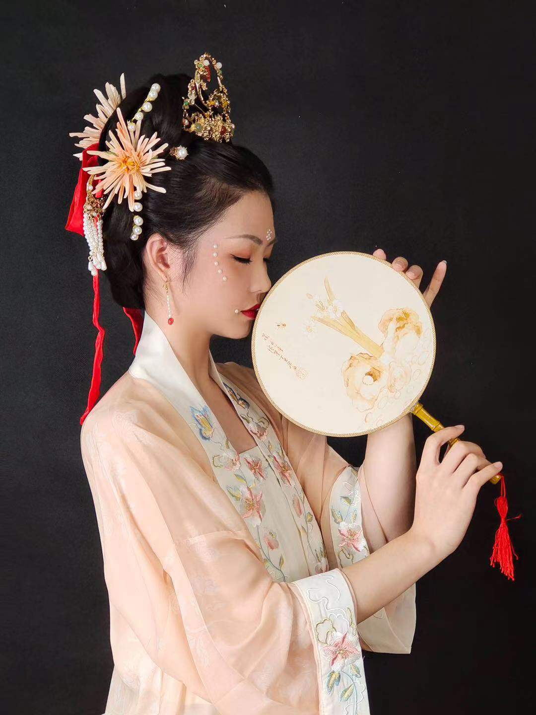 影视化妆师毕业 可不可以和同学一起开工作室