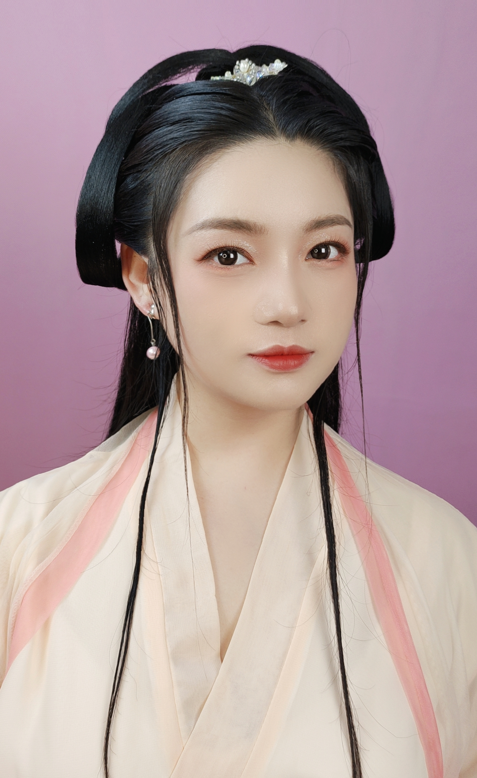 我的梦想是进入剧组化妆师 我现在是初中 需要做哪些努力