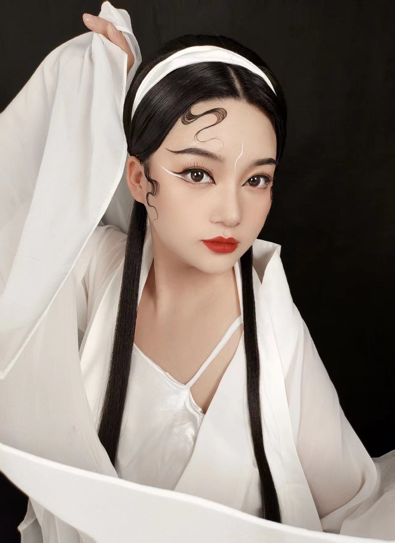 影视化妆师的职业转型：从教学到研发的多路径探索