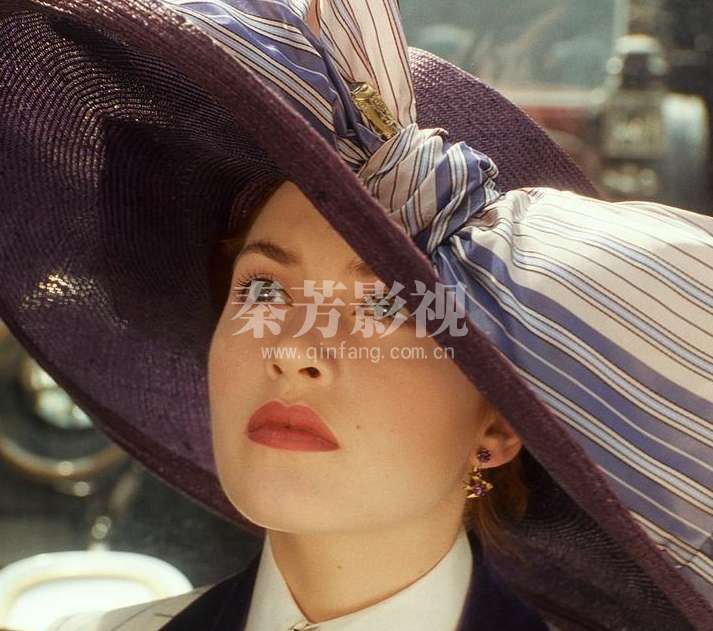 电影《泰坦尼克号》中，老年版露丝的造型是如何设计的