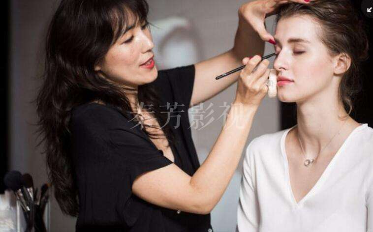 剧组化妆师有招聘渠道是属于化妆学校吗