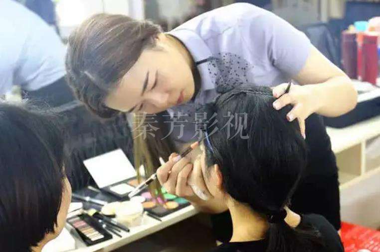 化妆和美容的终极对决，皮肤管理师和影视化妆师哪个能笑到最后