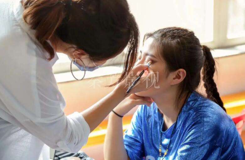 如何快速入门影视化妆