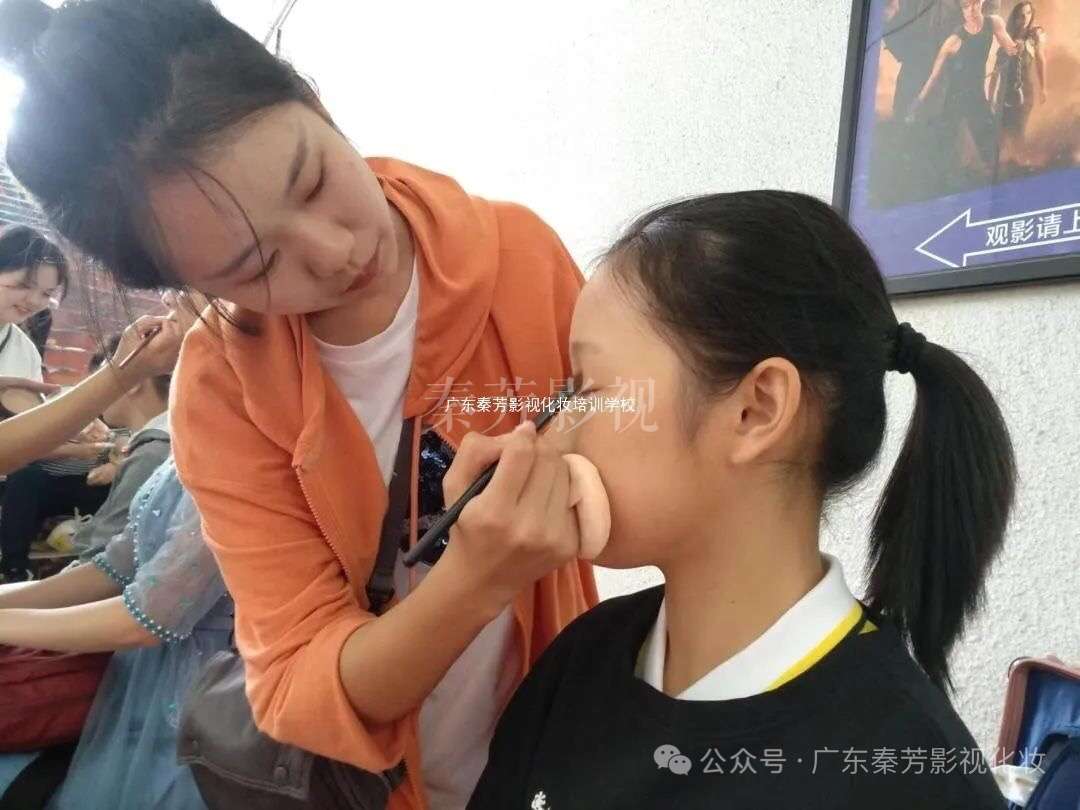 如何应对剧组工作的高强度和不稳定性