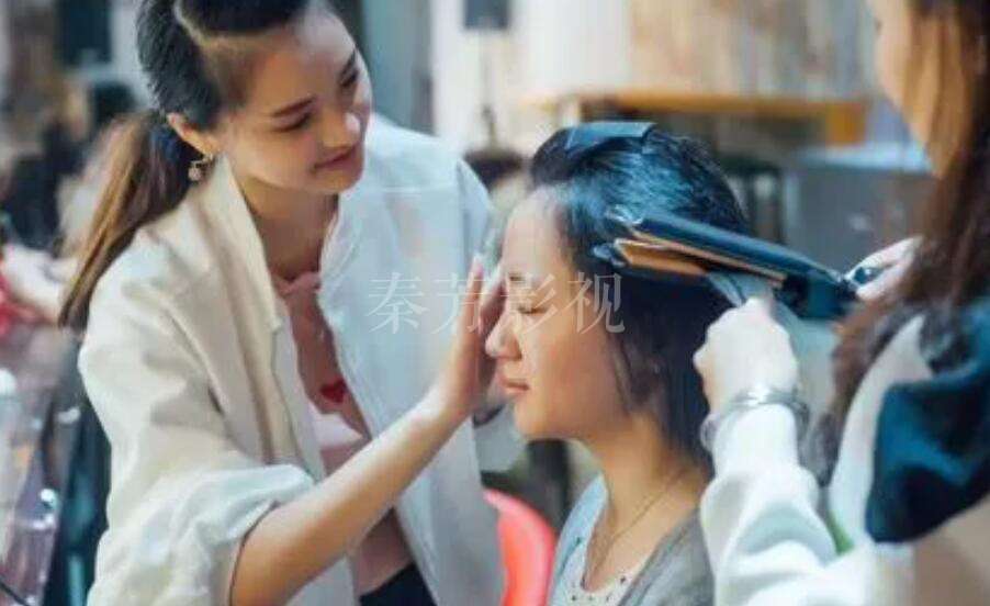 小成本网剧项目中的化妆师助理主要负责哪些工作