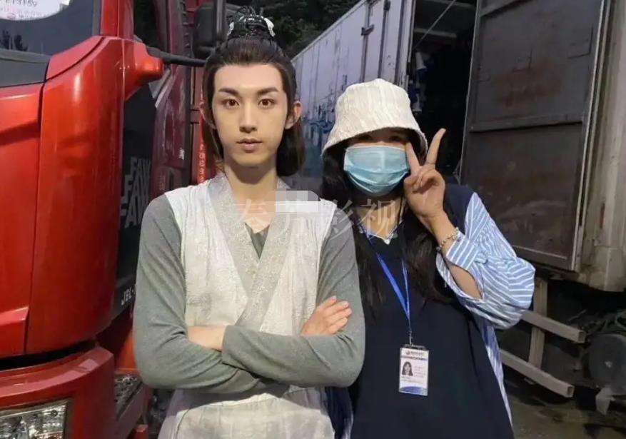 如何平衡商业项目的 “标准化” 需求与个人创作的 “艺术性” 追求