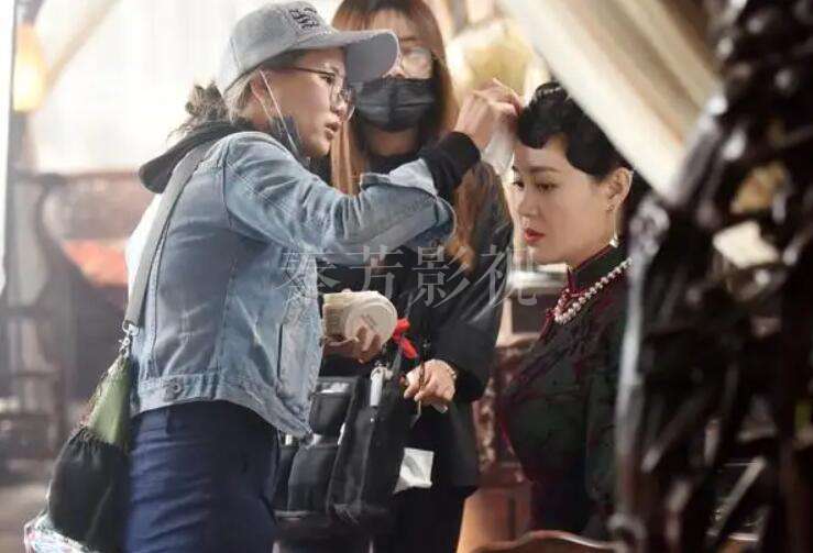 如何将不同文化背景的妆容元素融合创新