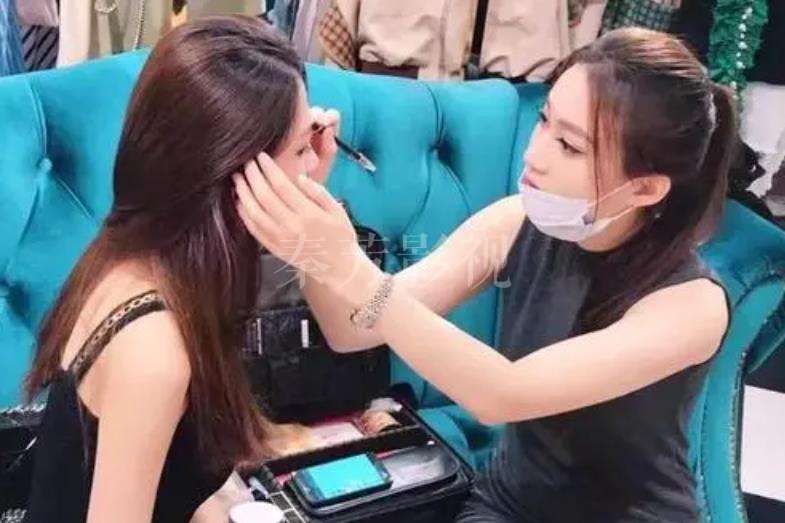 与演员沟通妆容方案时如何让对方理解设计意图并配合执行？遇到演员有抵触情绪该怎么办？