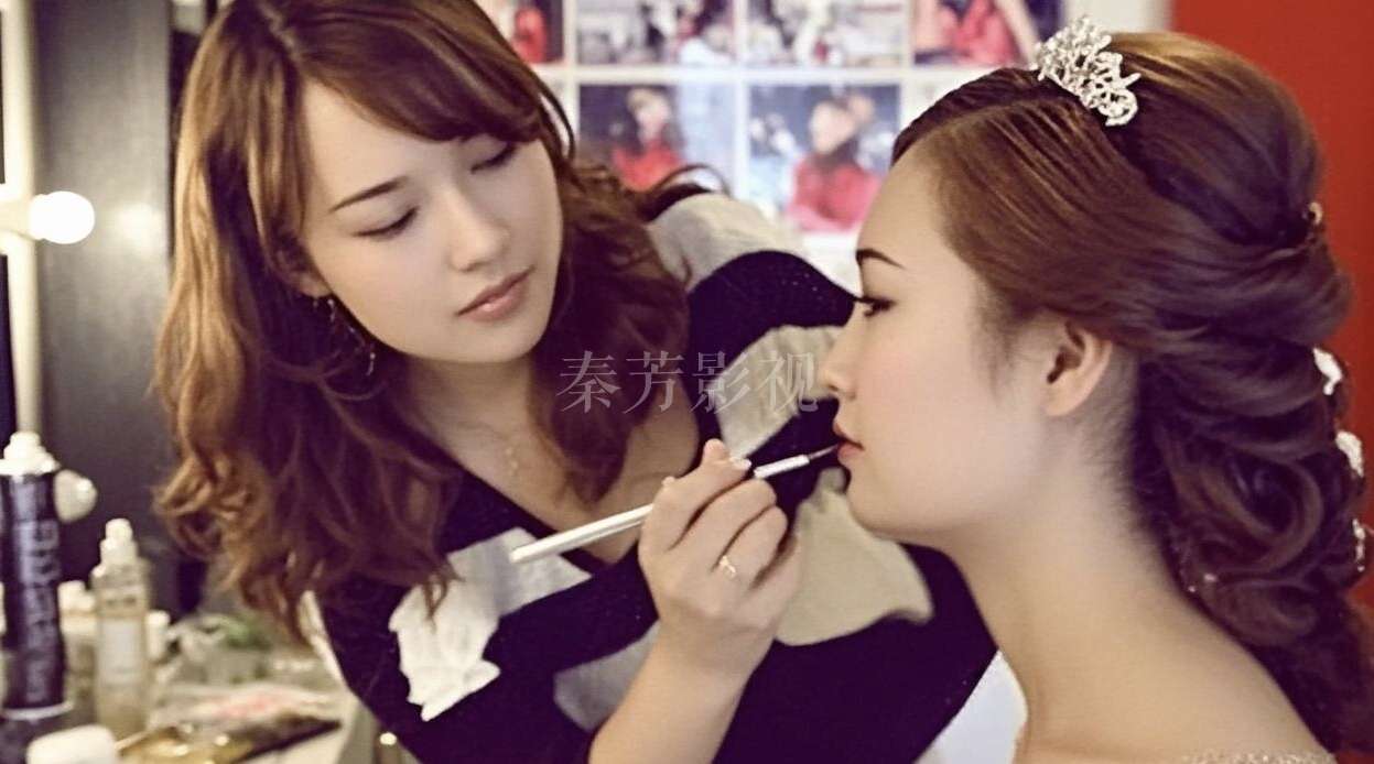 想从日常妆转型学特效妆，该先从哪些基础工具入手？有没有避坑的学习路径？