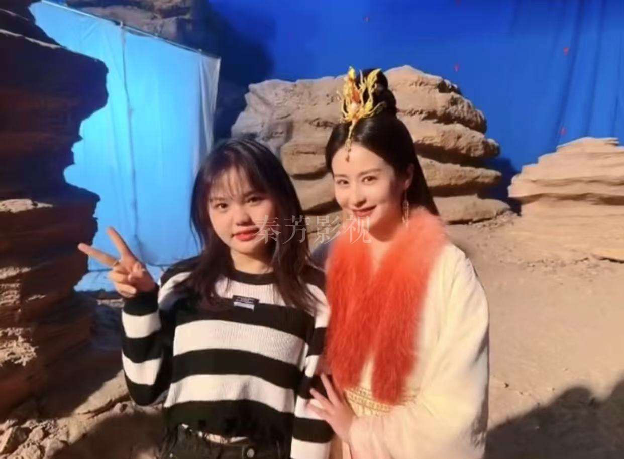 特写镜头中，演员毛孔被粉底堵塞显僵硬 怎么办