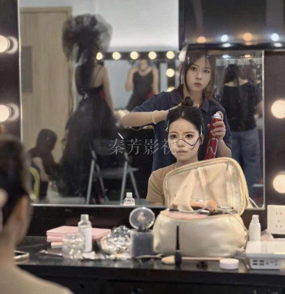 唇妆持久度太强，演员喝水后唇部干裂