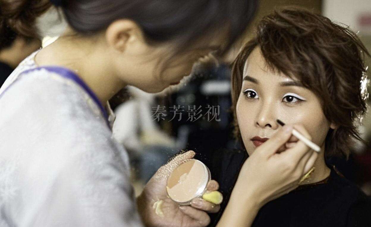 肤色较深的演员用了过浅的粉底，显浮白