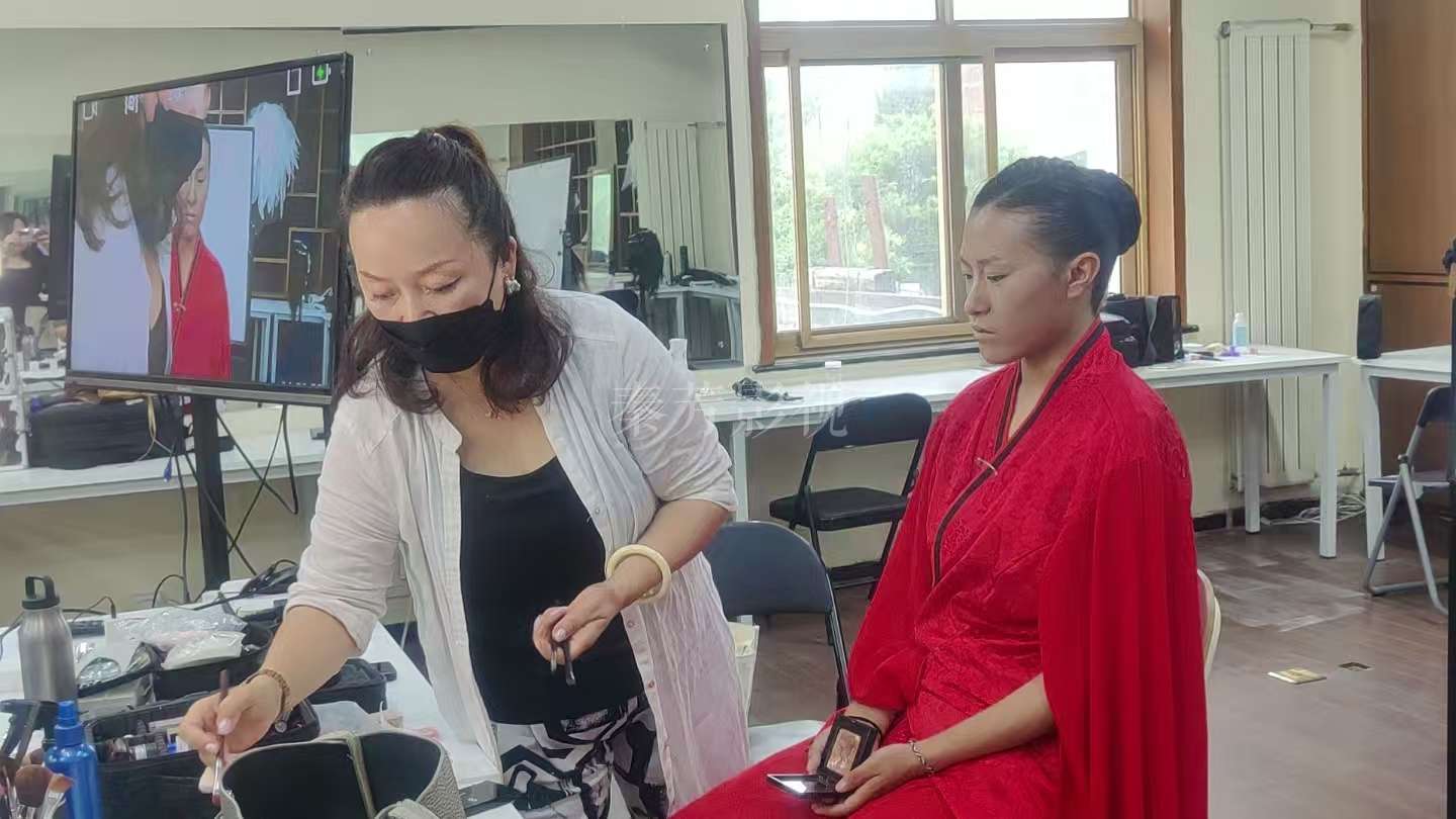 古装剧男性角色用现代哑光唇膏显违和