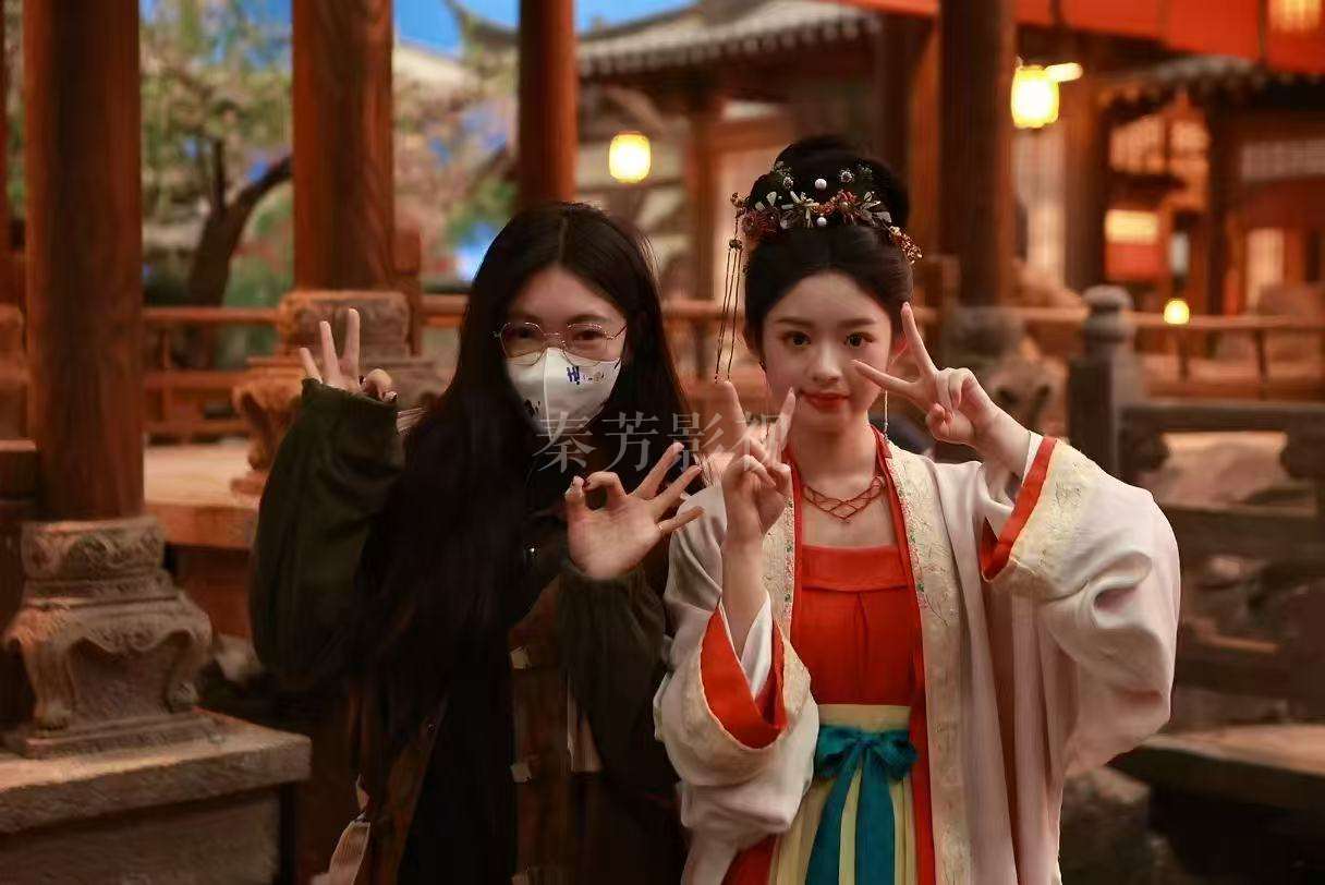 妆容与演员眼镜框摩擦，会导致鼻翼两侧脱妆