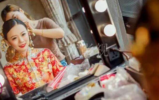 底妆用了带闪粉底，在全景镜头下显 “满脸油光”