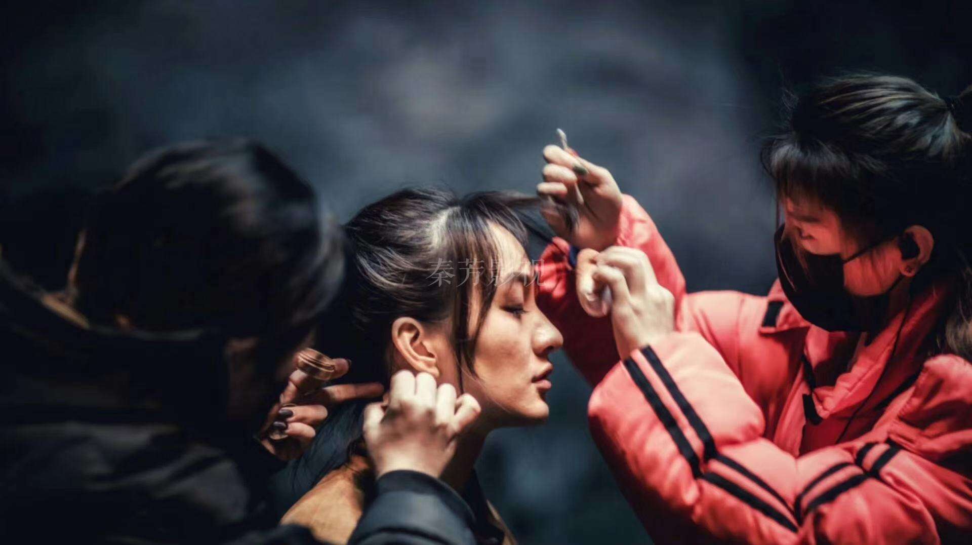 角色受伤后，伤口妆与血迹分布不符合受力逻辑