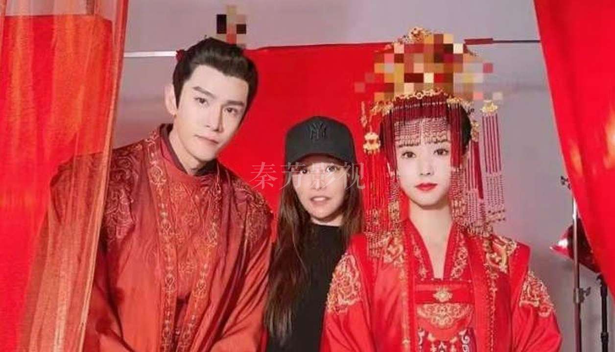 年代剧发型发胶过多，在镜头下反光像打了一层塑料