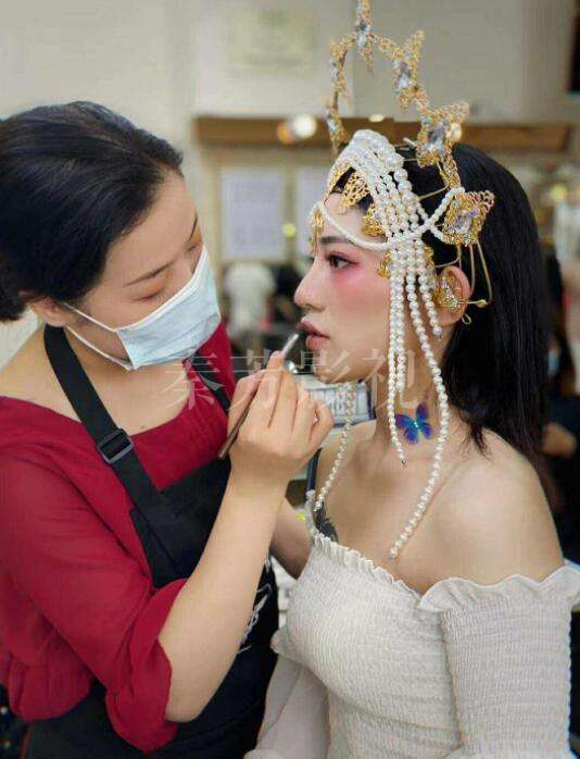  妆容与灯光师沟通不足，灯光角度导致面部阴影显脏